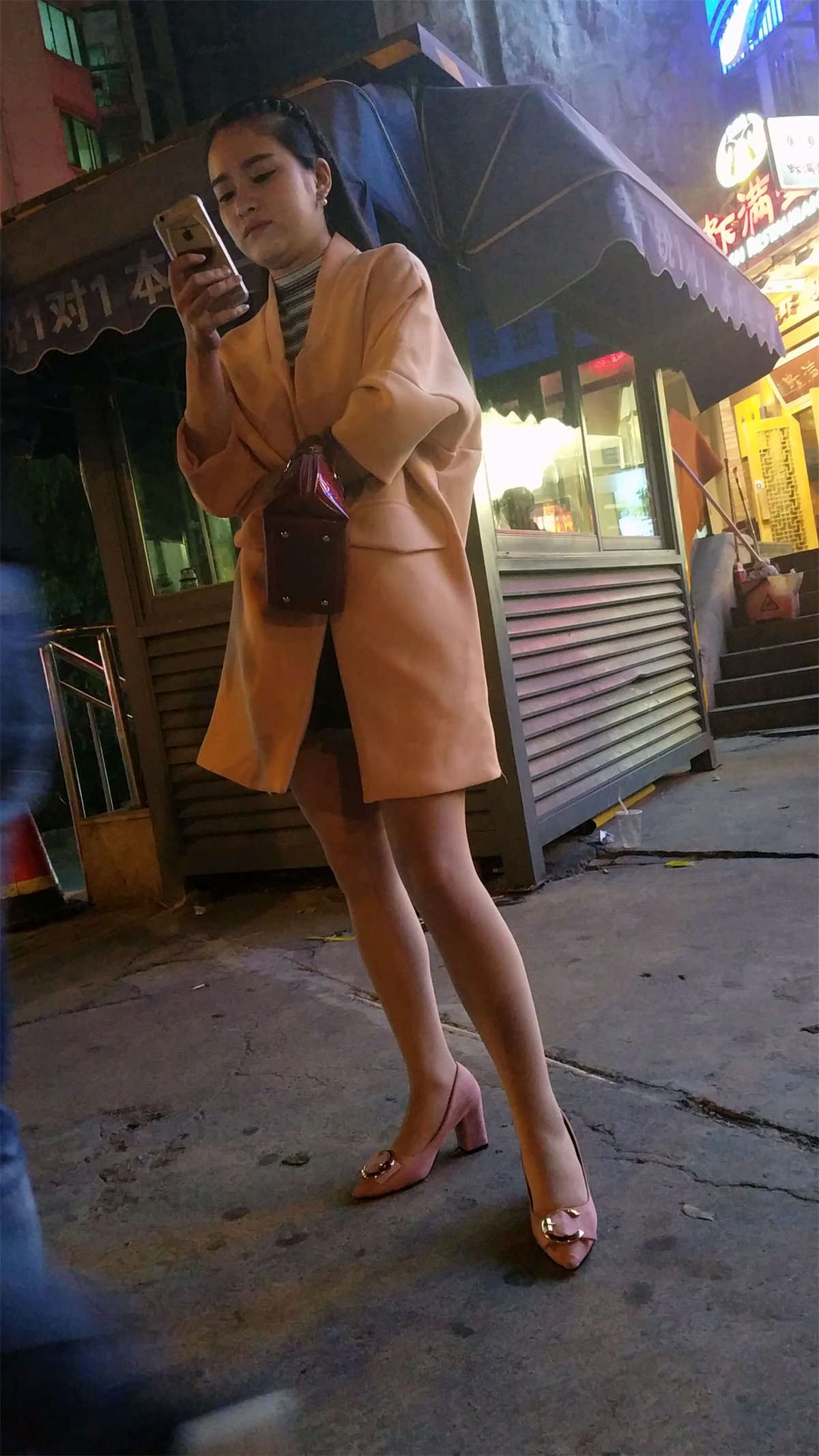 等人的米色外套黑色包臀裙少妇