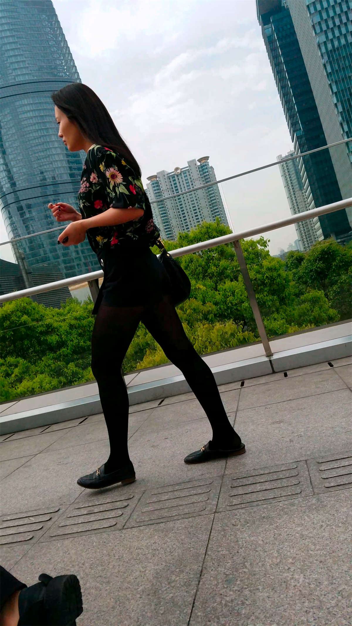 花上衣黑短裤黑丝MM