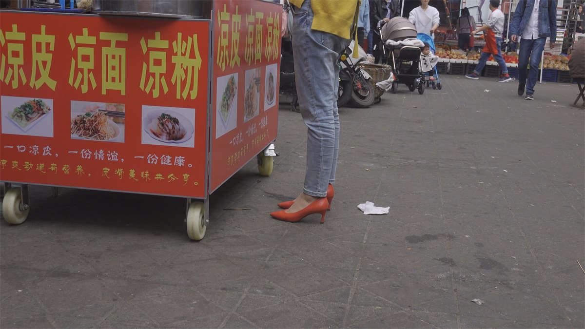 橙色高跟鞋紧身蓝牛美女
