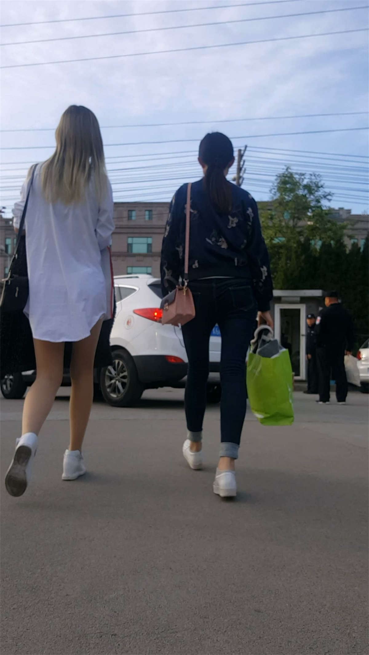 长腿牛仔裤美女