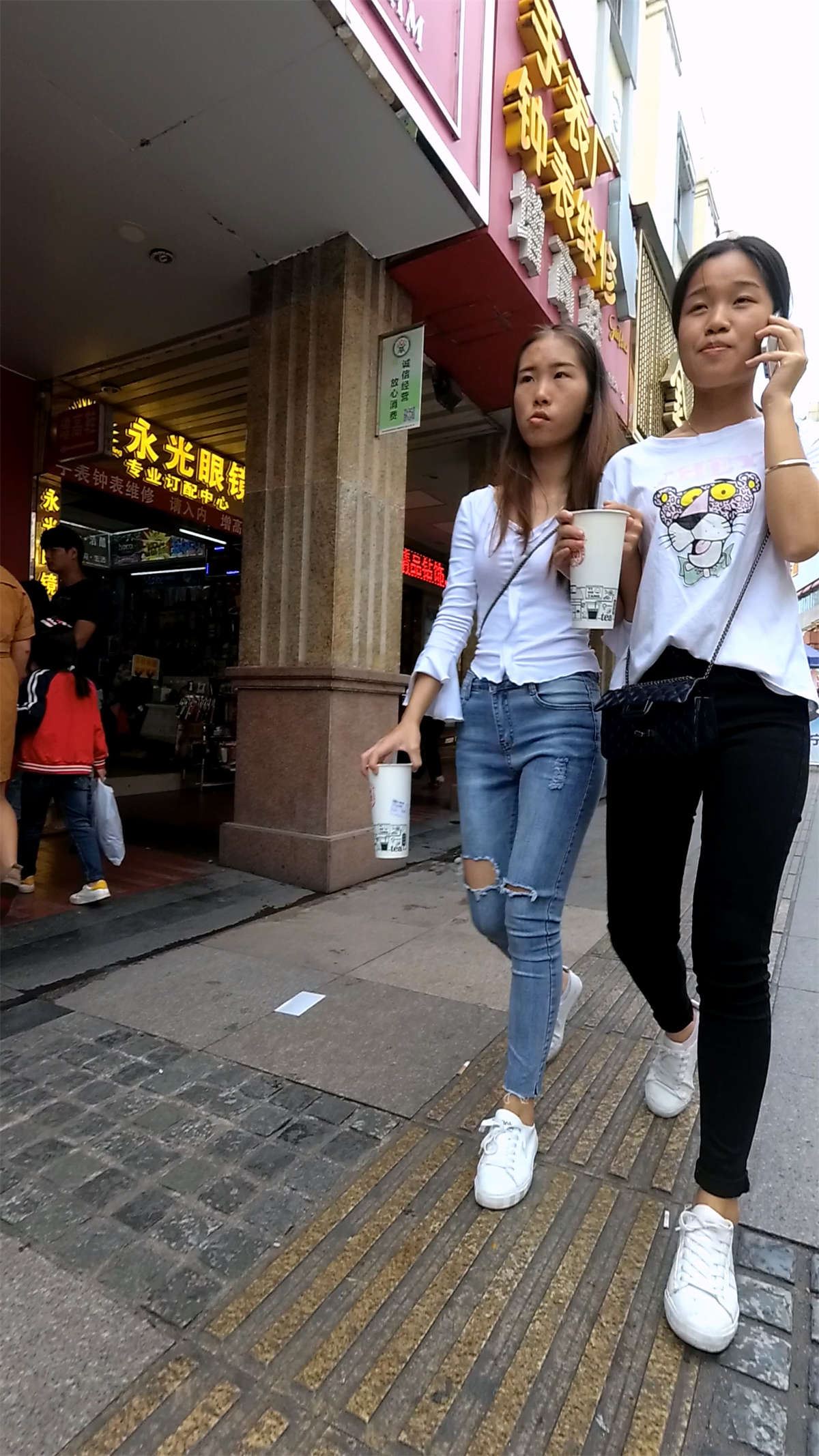 超紧身牛仔裤美女