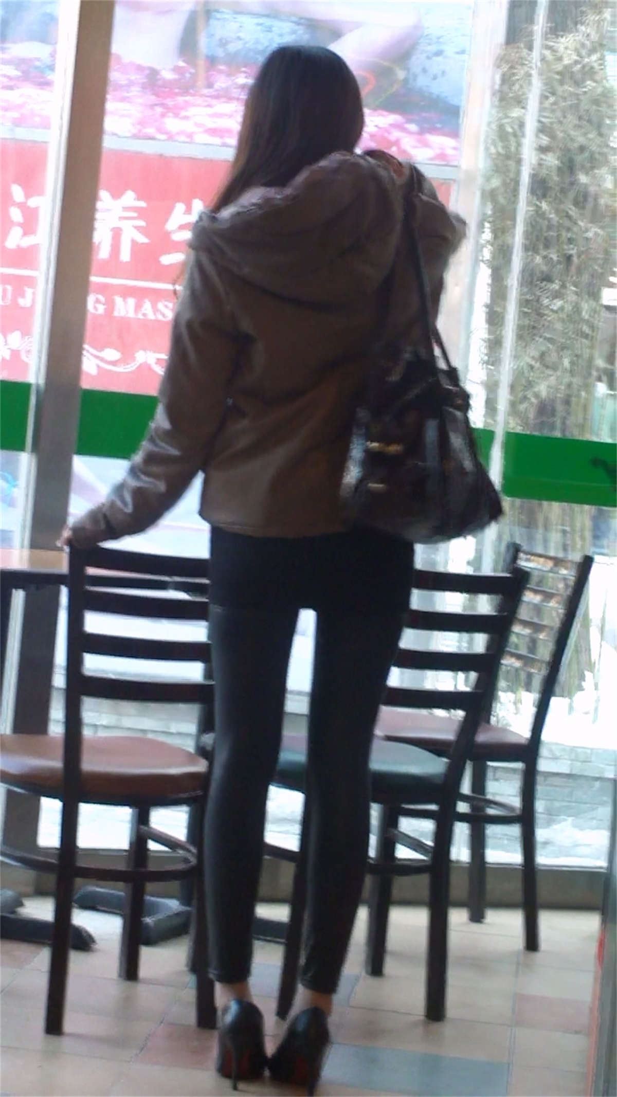 极品好身材的紧身裤高跟美女