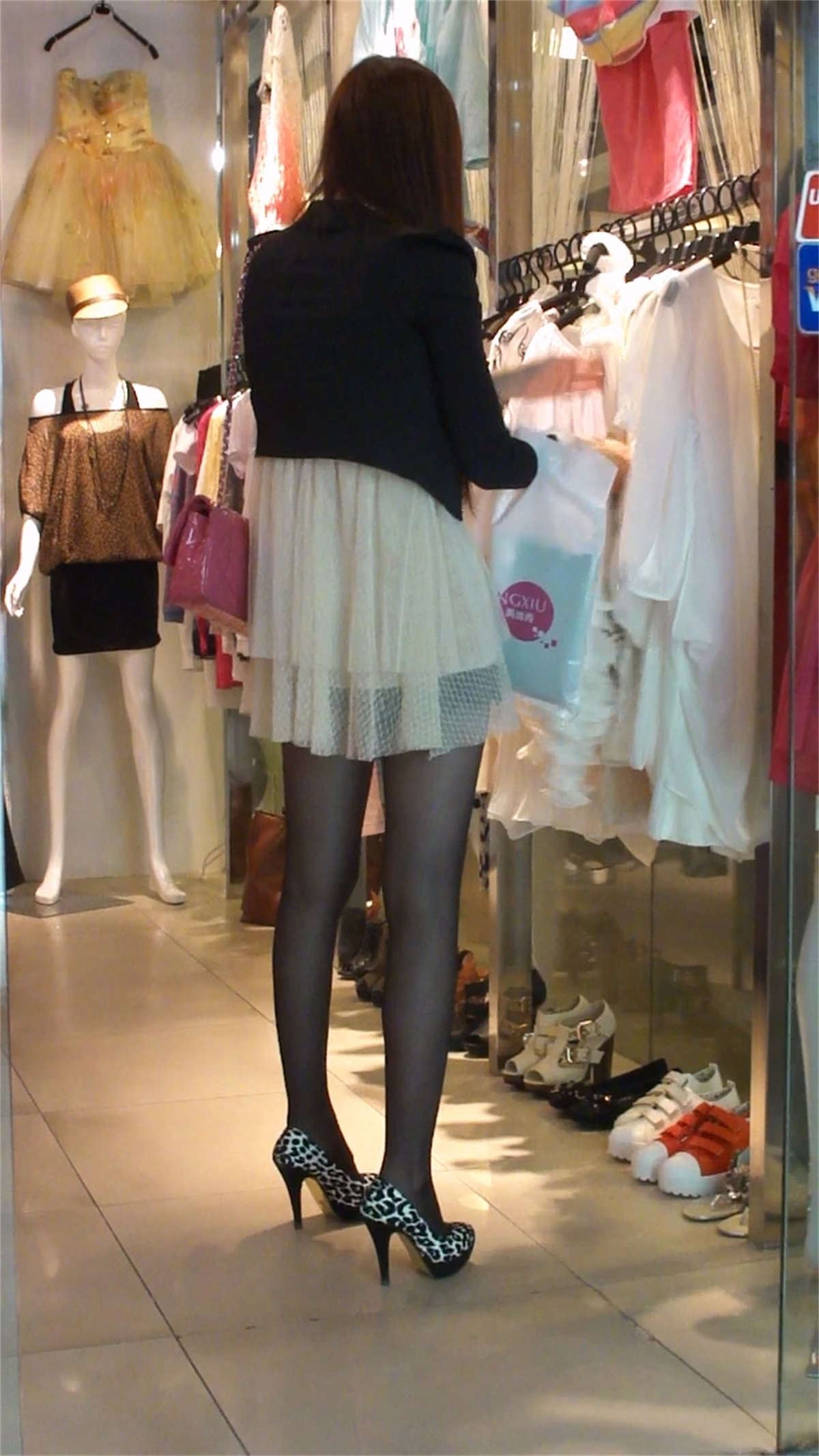 极品黑丝豹纹高跟美女