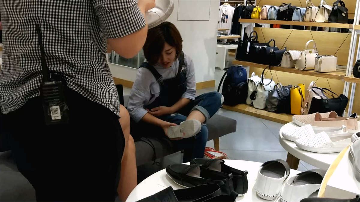 鞋店里的试鞋子的美眉