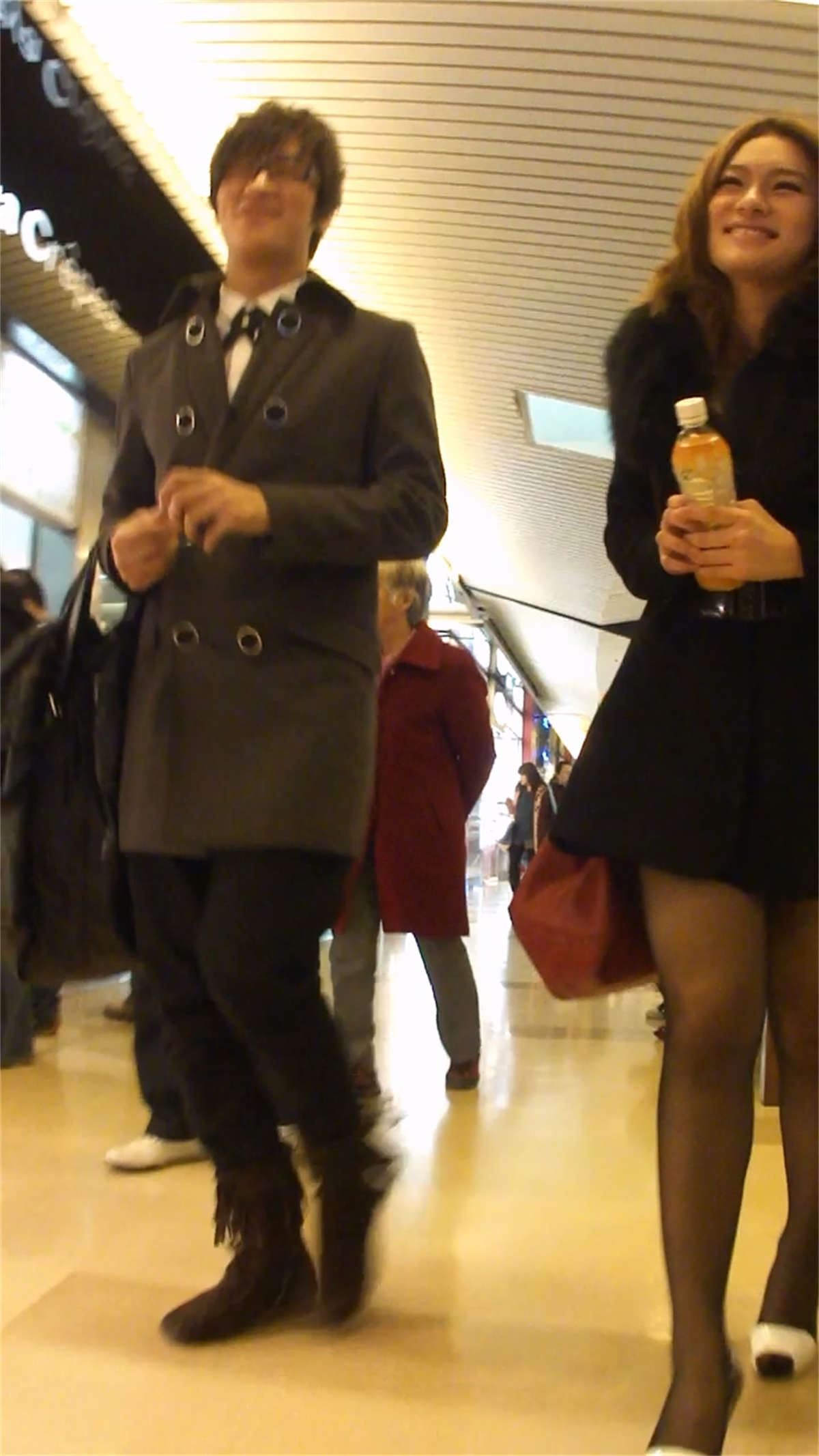 跟着黑丝美女一起去逛街