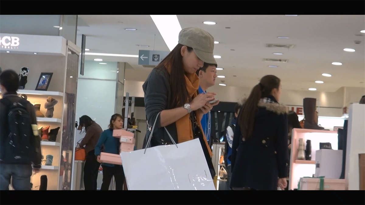 鞋柜最诱惑场景：脱靴除袜最后露出白晰玉足