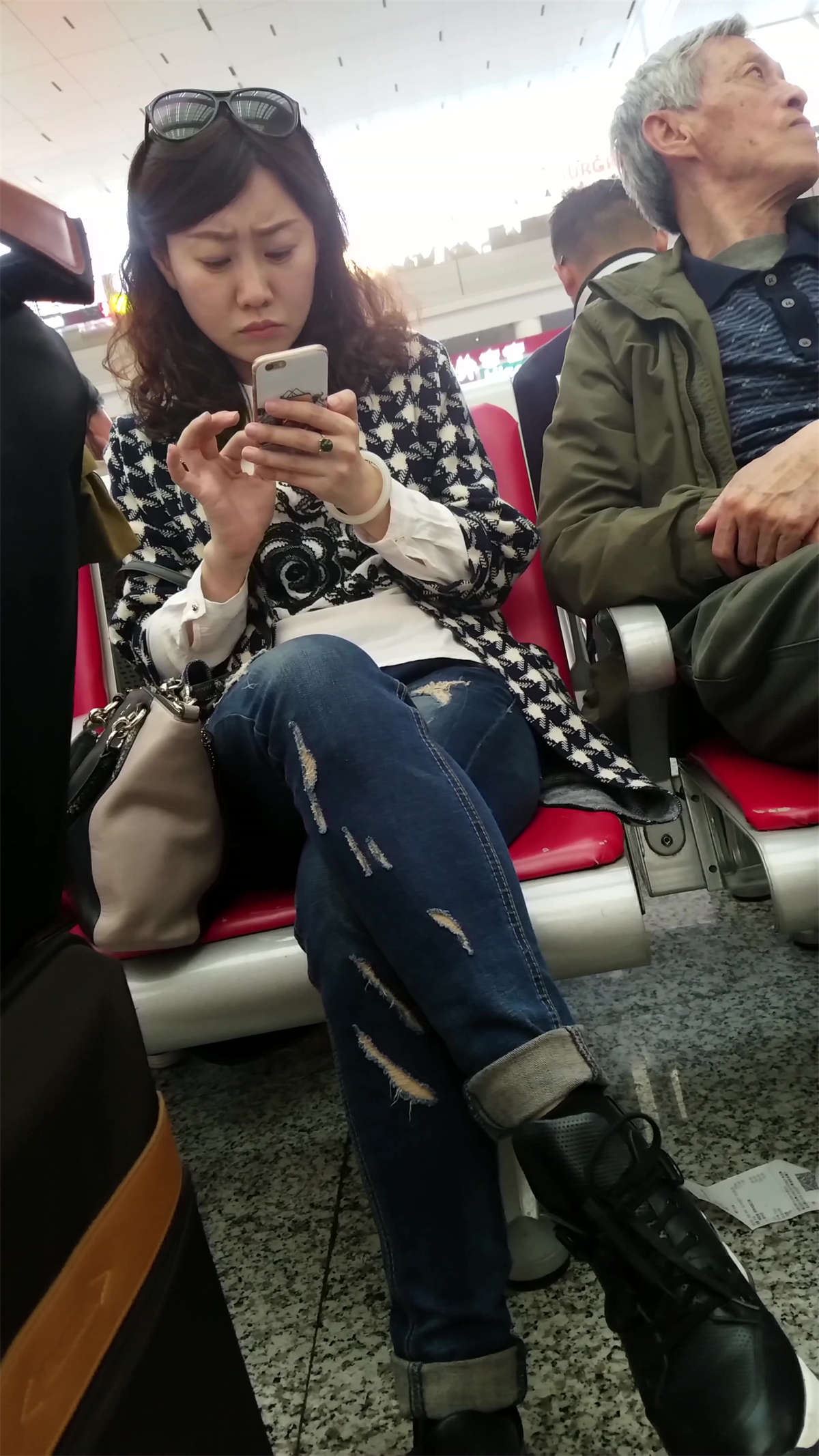 牛仔长裤美女等车呢
