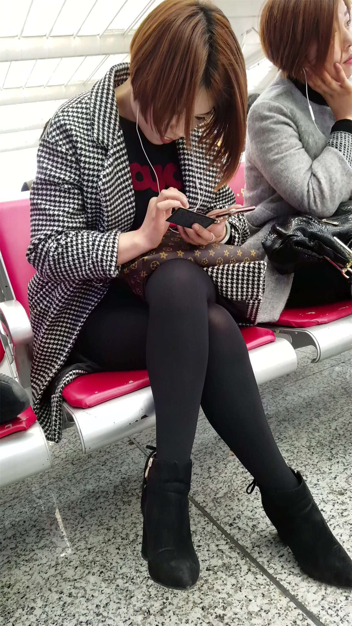 黑丝美腿短发、专注低头玩手机