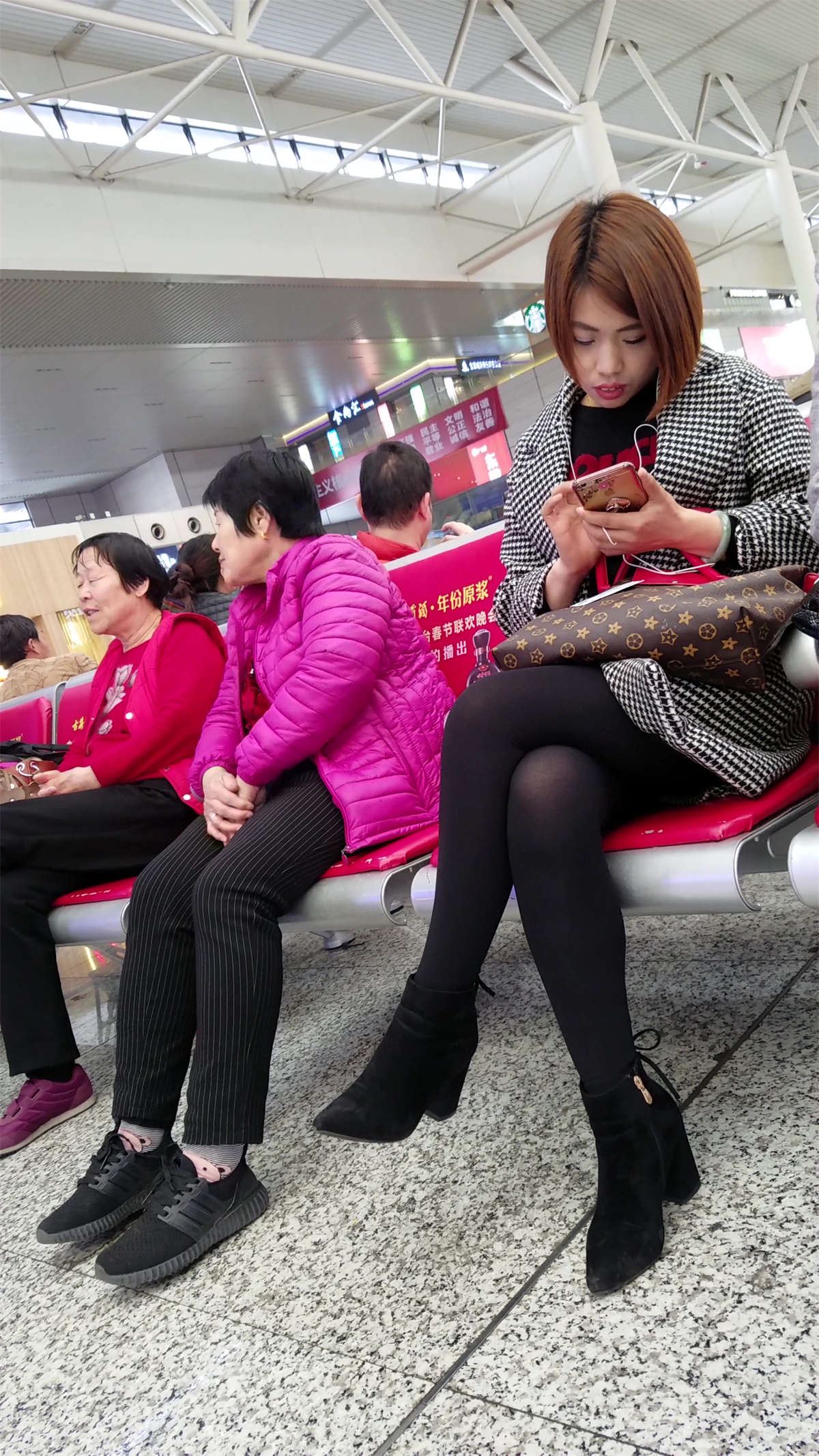 黑丝美腿短发、专注低头玩手机