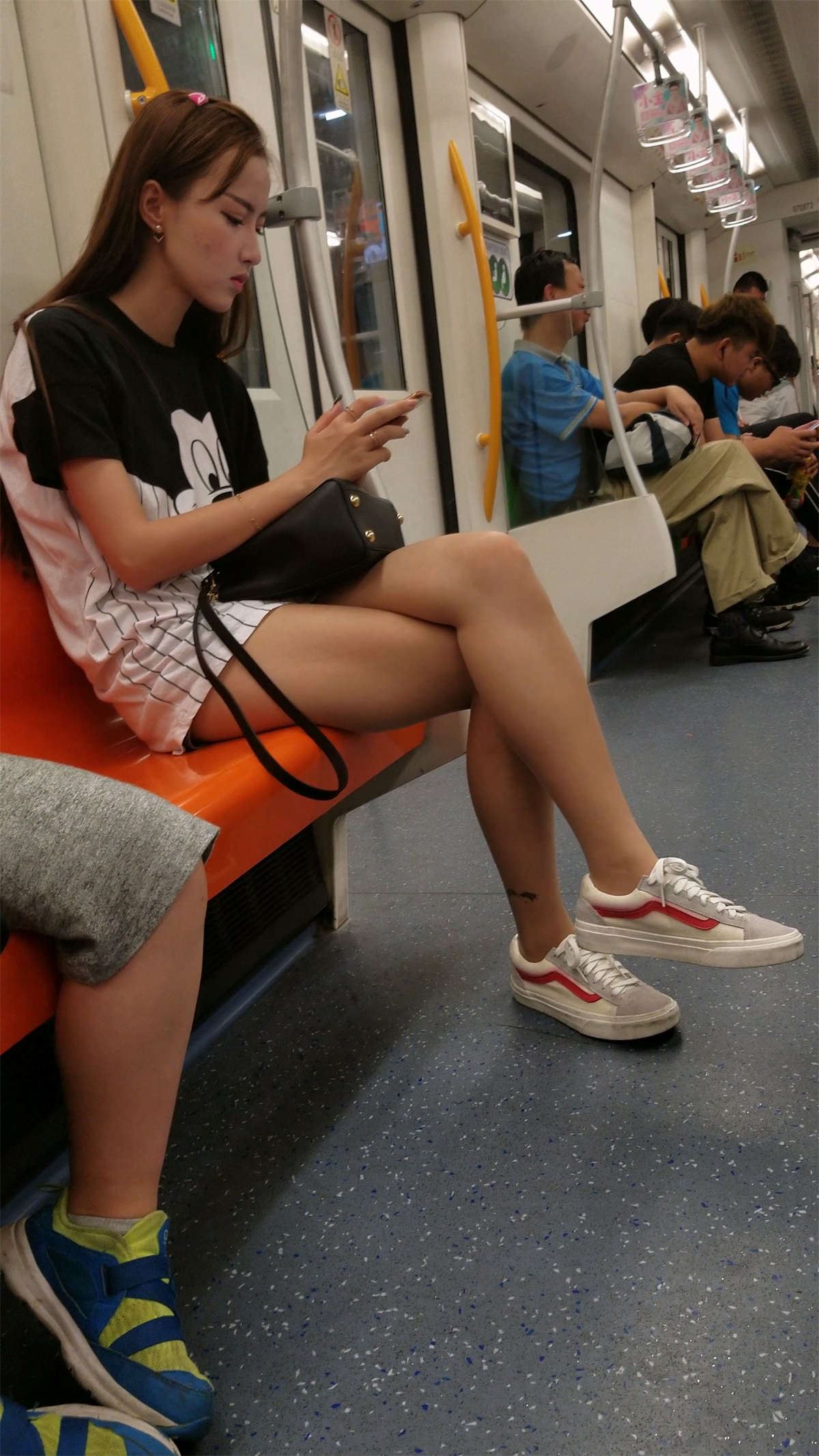 白色板鞋肉色丝袜白腿年轻美眉
