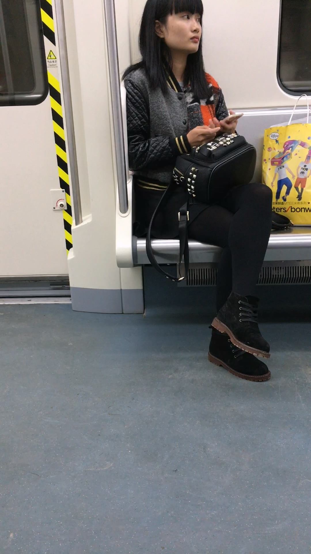地铁拍摄黑色丝袜长发小妹
