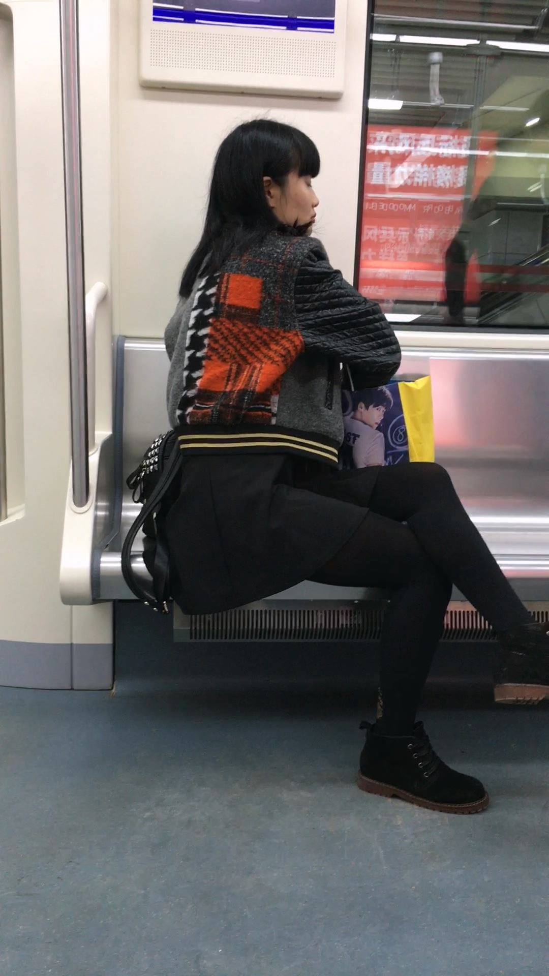 地铁拍摄黑色丝袜长发小妹