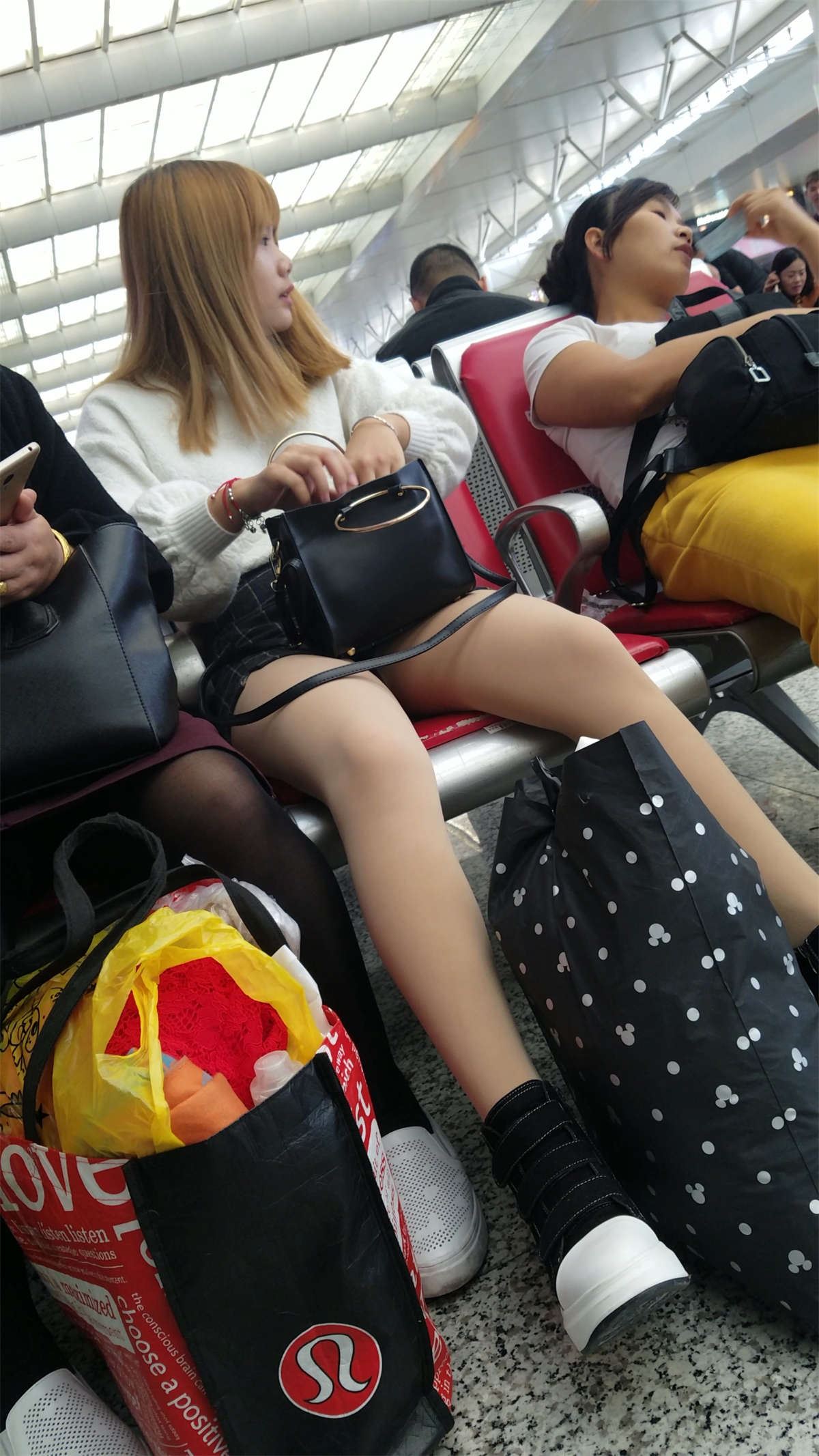 肉色丝袜短裙妹子车站等车