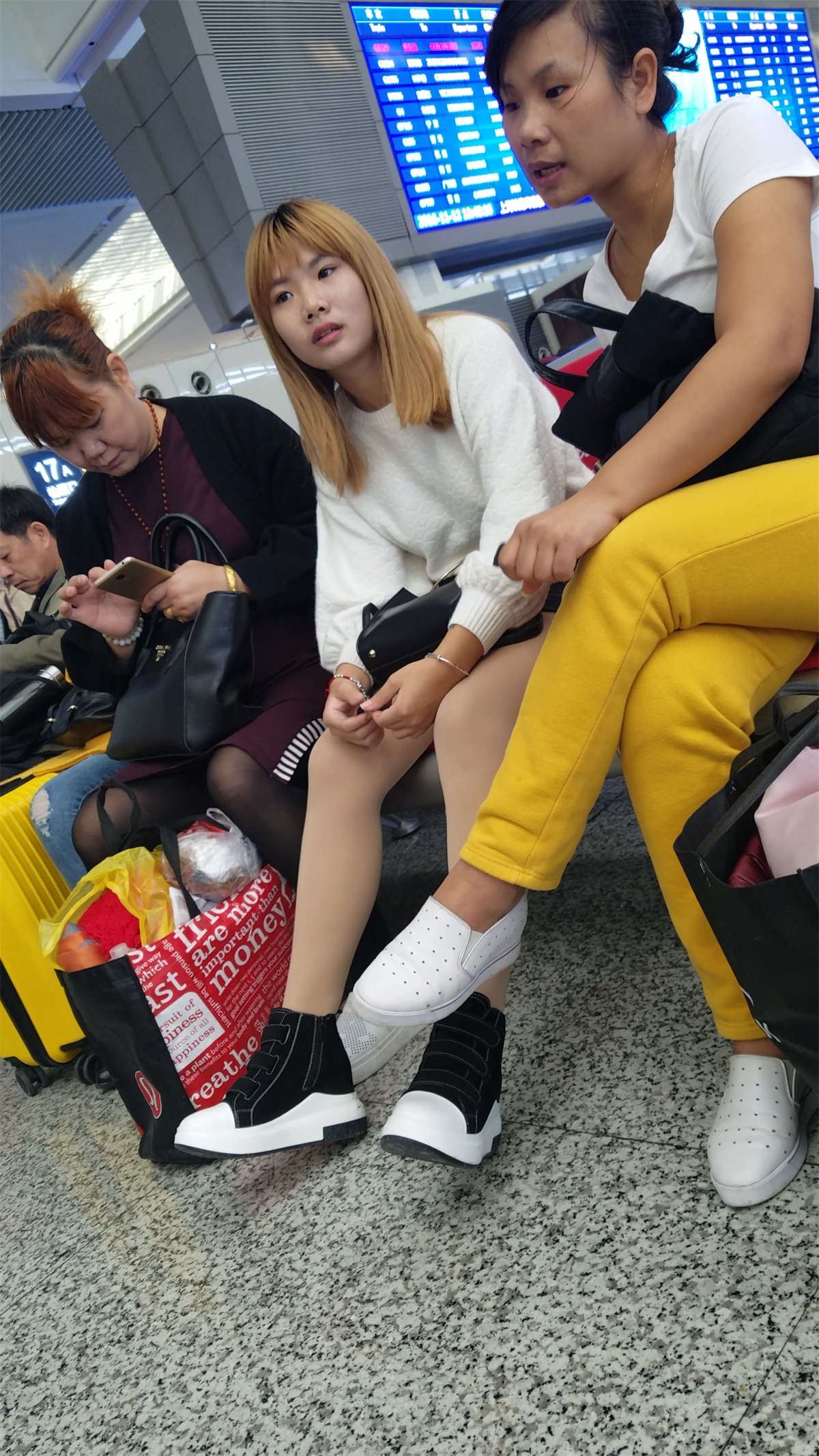 肉色丝袜短裙妹子车站等车