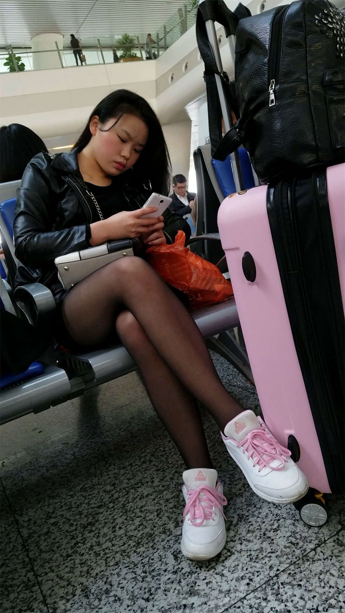 黑色丝袜性感长腿长发美女车站候车