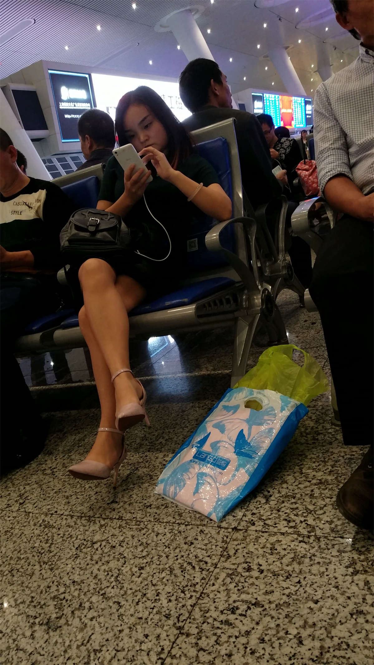 超薄肉丝美腿粉色高跟少妇