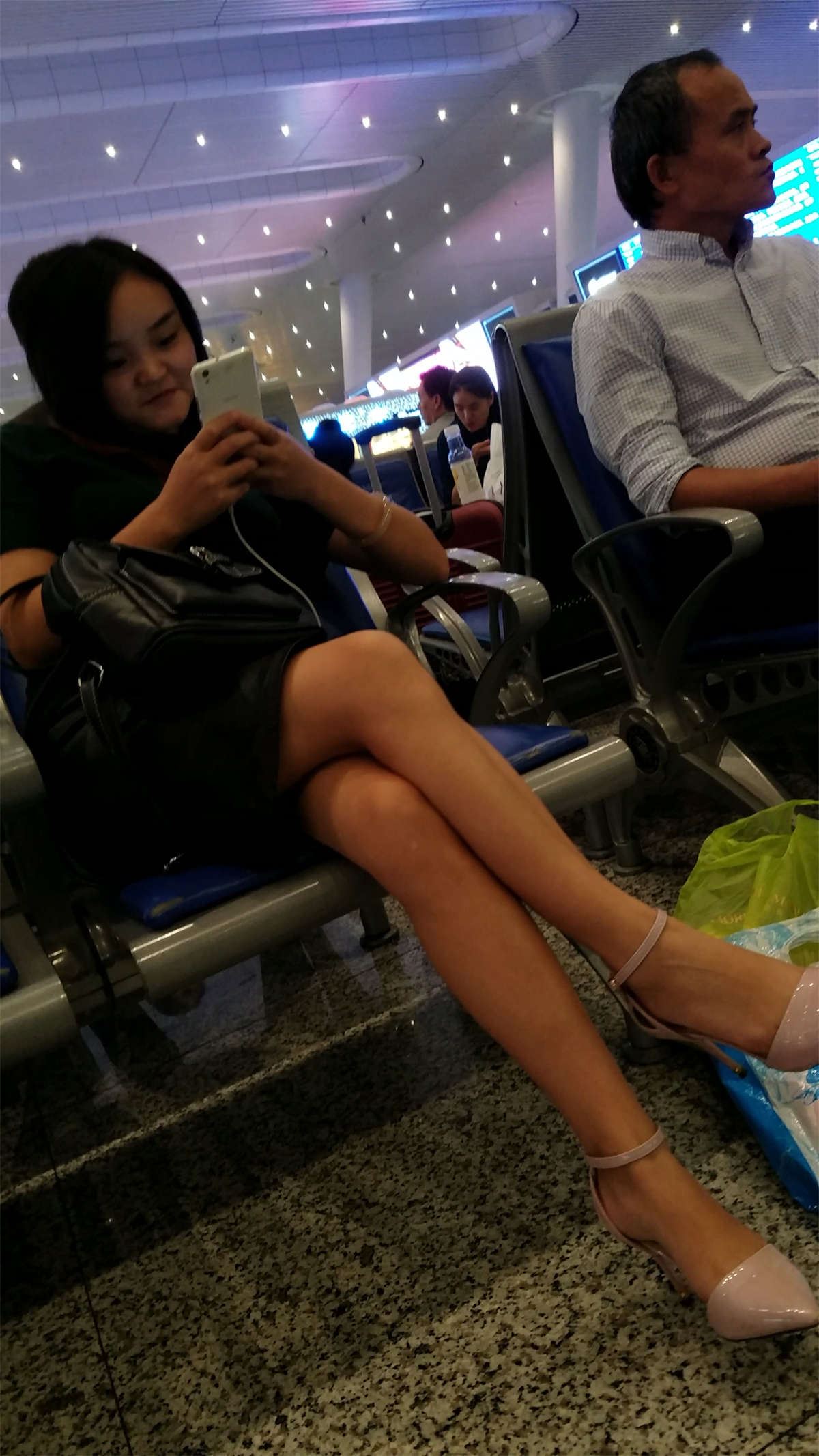 超薄肉丝美腿粉色高跟少妇