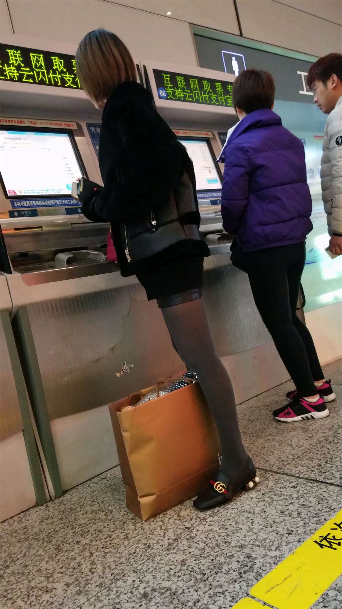 买票的黑色包臀皮裙黑色丝袜长腿漂亮美女