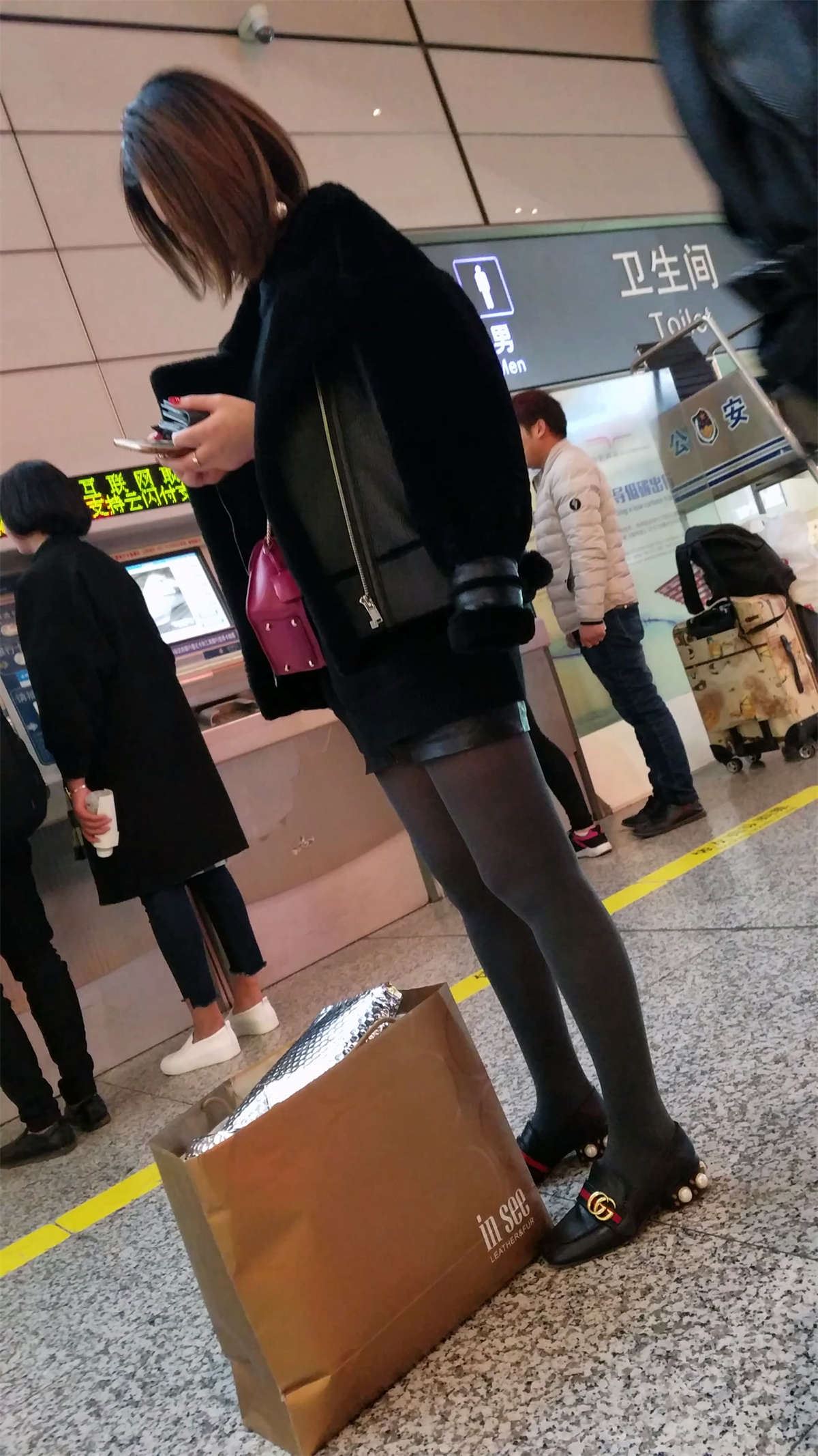 买票的黑色包臀皮裙黑色丝袜长腿漂亮美女
