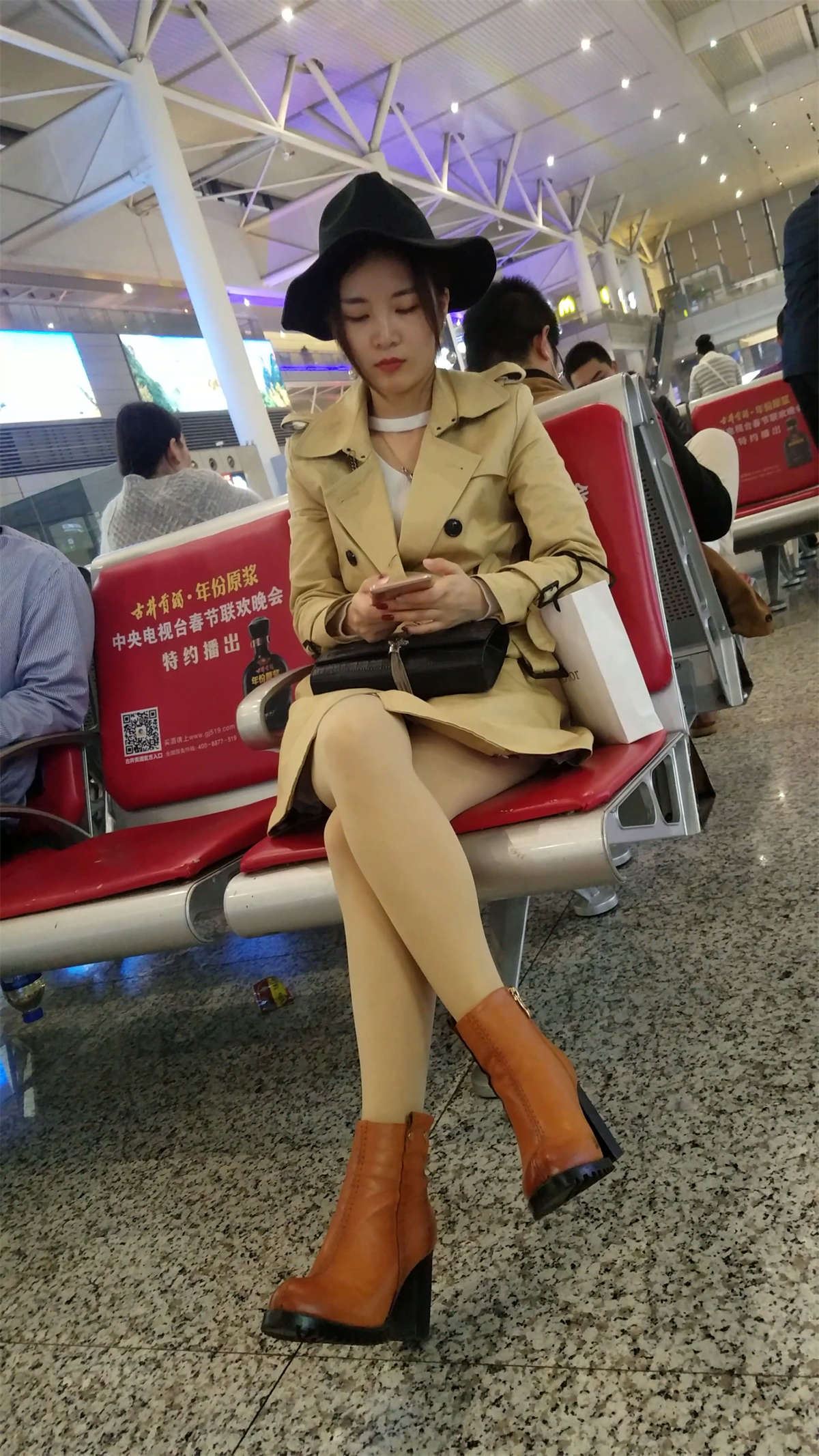 车站等车的肉色丝袜美腿极品漂亮女神