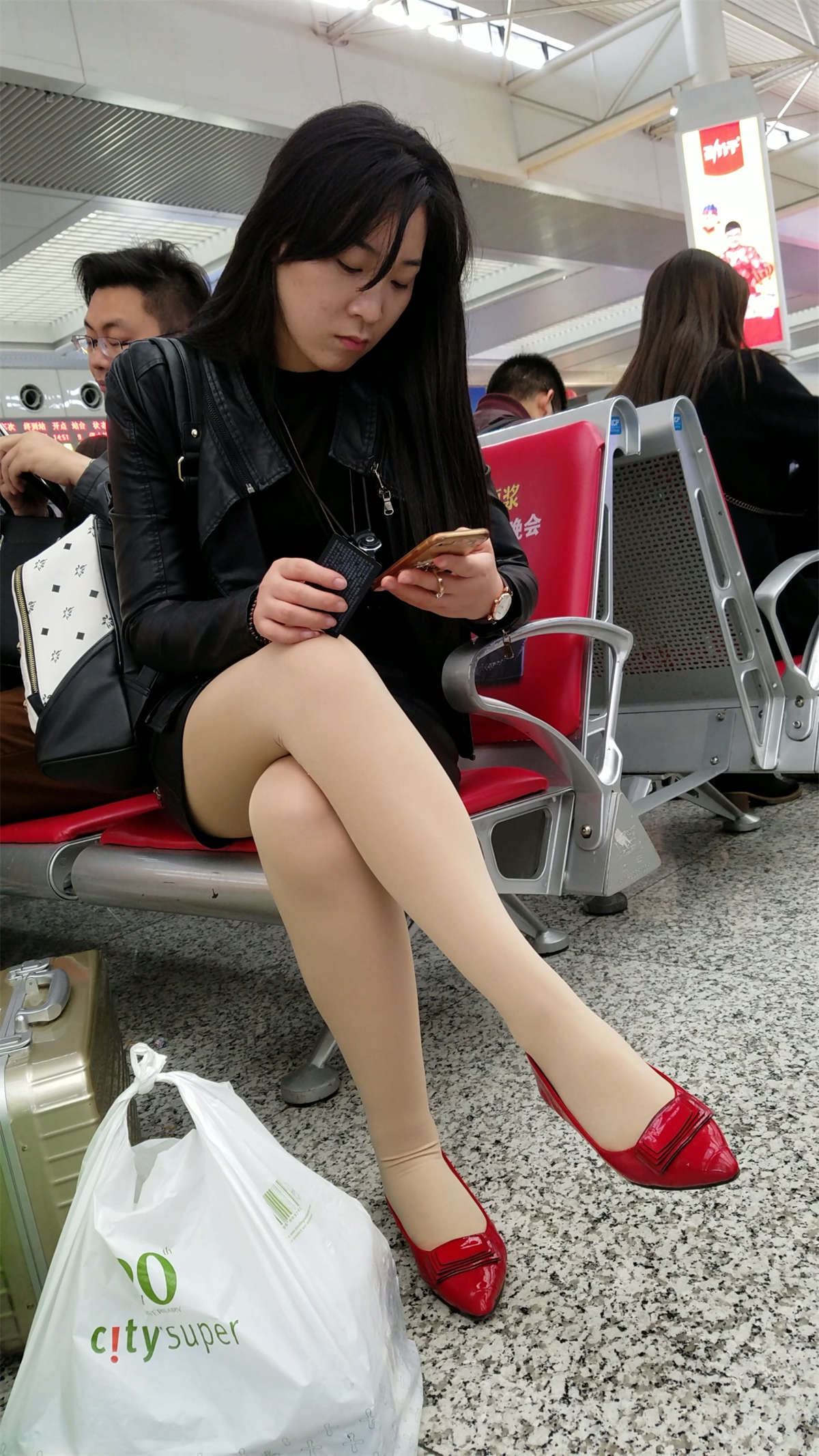 高铁站拍摄肉色丝袜红谢美腿长发少妇