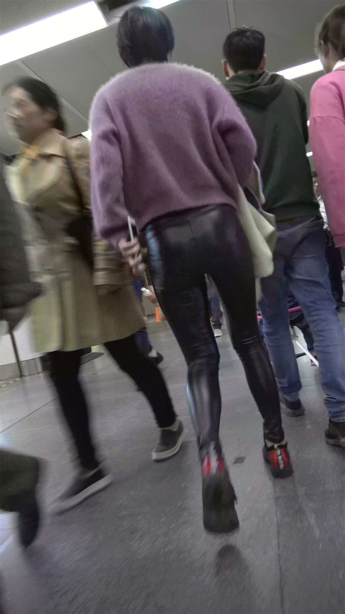 又一紧身黑色皮裤街拍丰臀短发美女