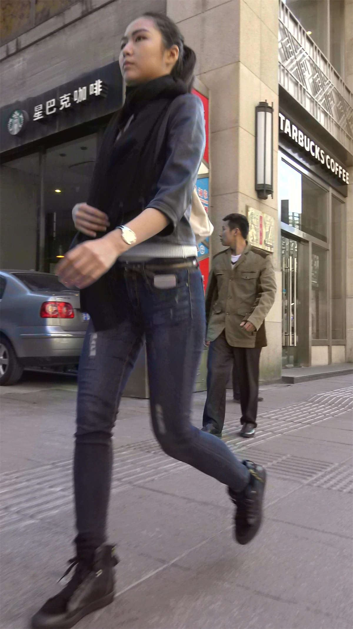 高挑苗条身材气质街怕牛仔美女