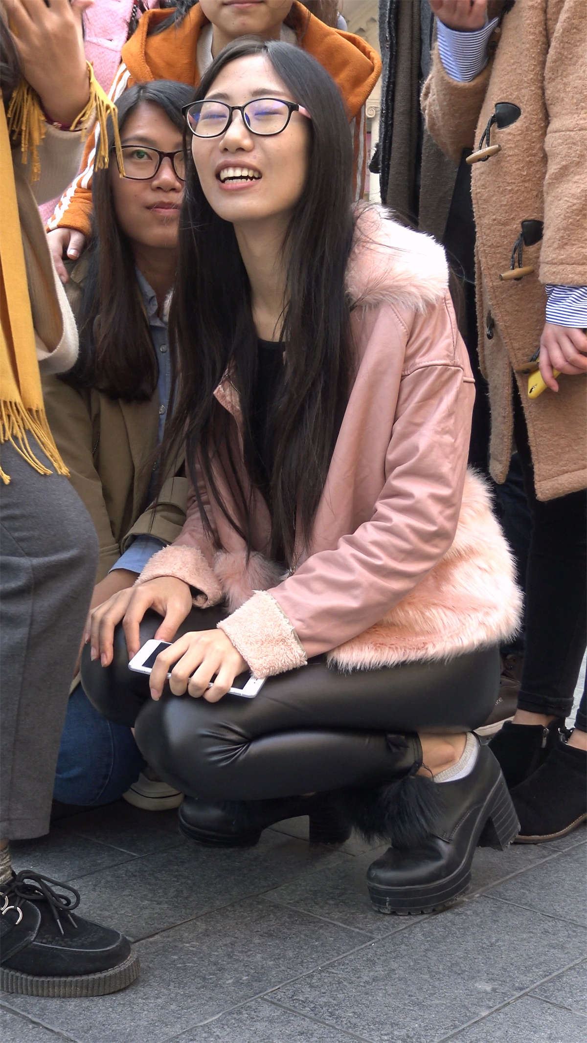 粉色外套皮裤眼镜妹