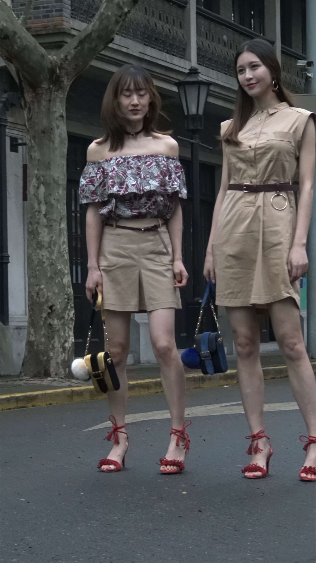 短裙凉高跟性感美女美女姐妹