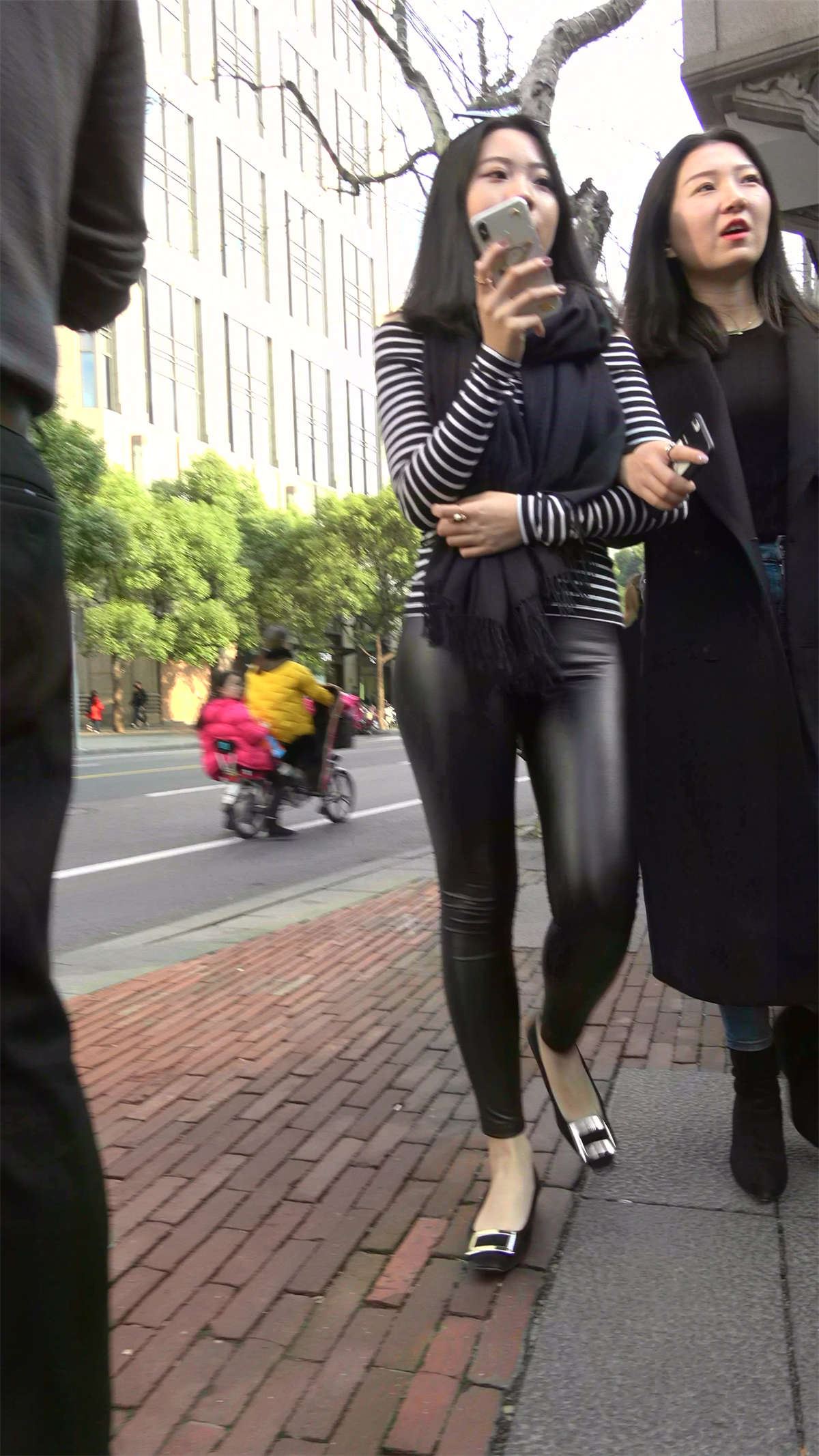 黑色紧身皮裤街拍美臀美女