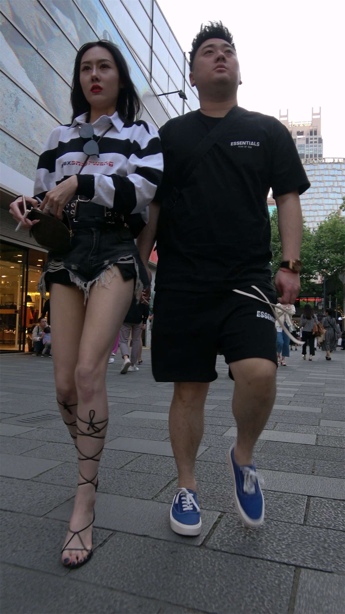 抽烟的女子