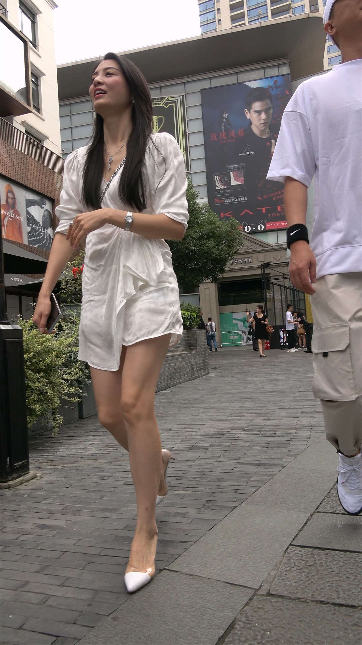白裙长腿姐姐