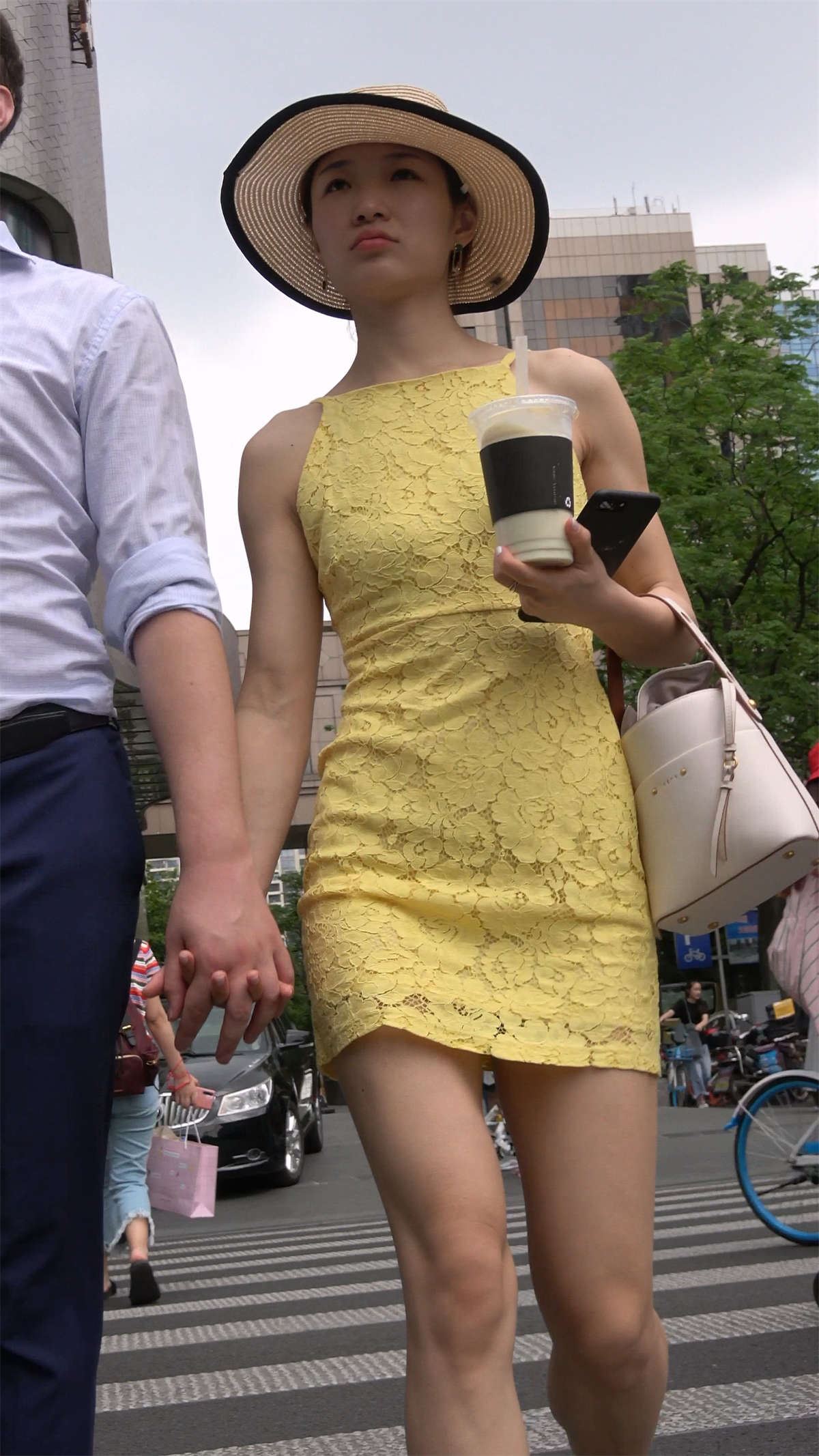 黄色吊带裙美女
