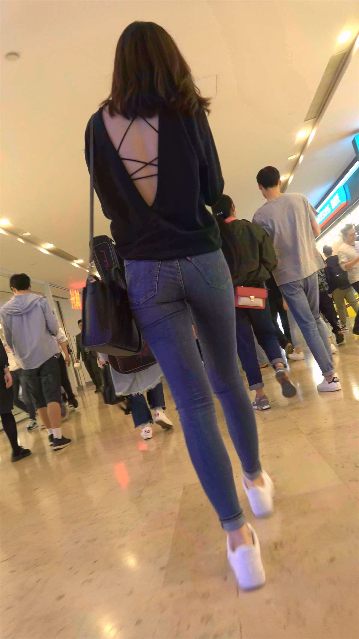 极度紧绷的牛仔女逛商场