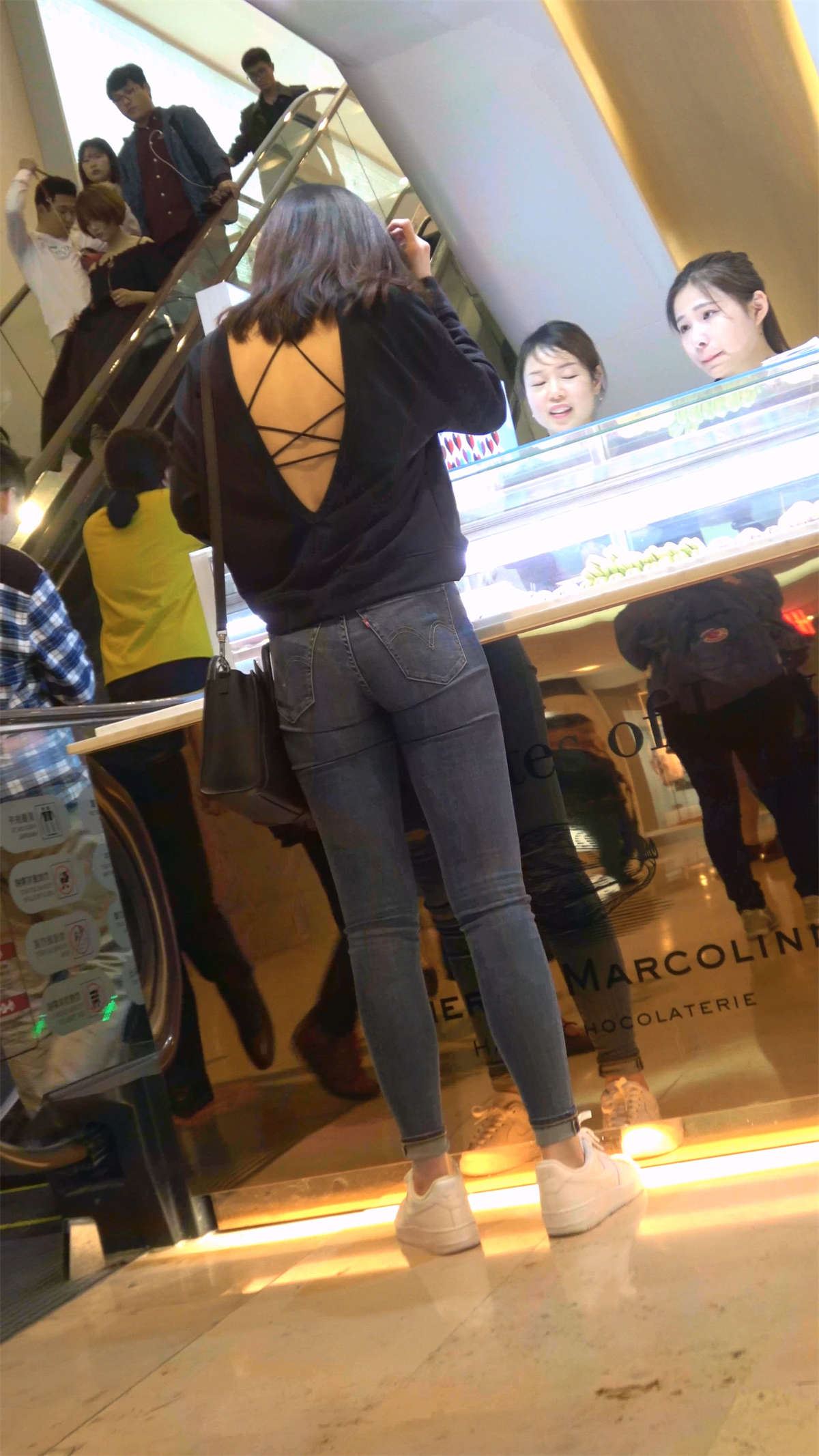极度紧绷的牛仔女逛商场