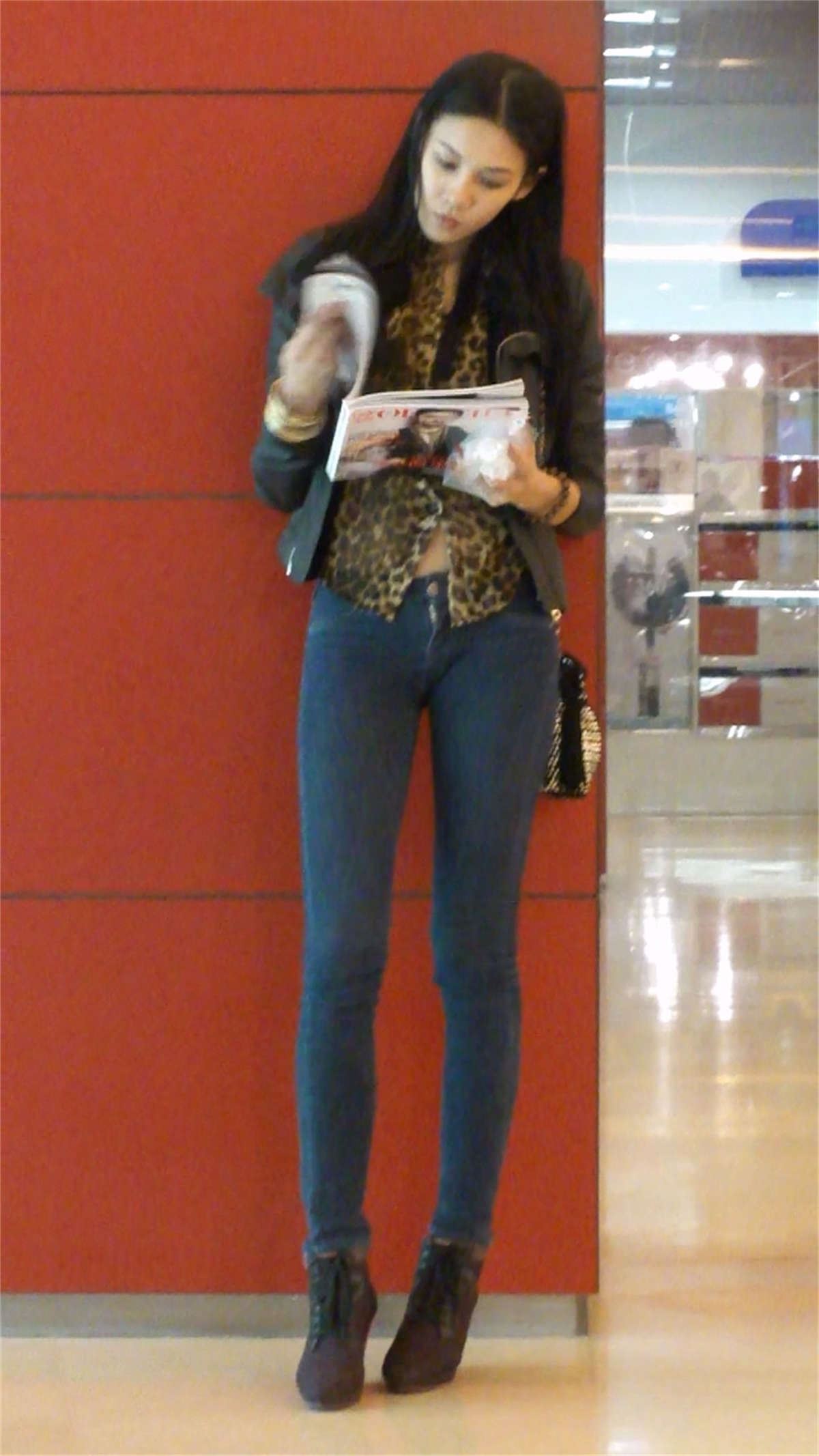 超长美腿紧身牛仔裤美女