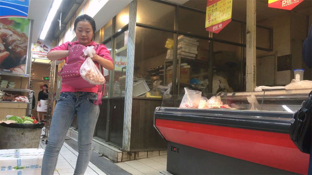 超市内的圆臀紧身牛仔马尾辫女孩