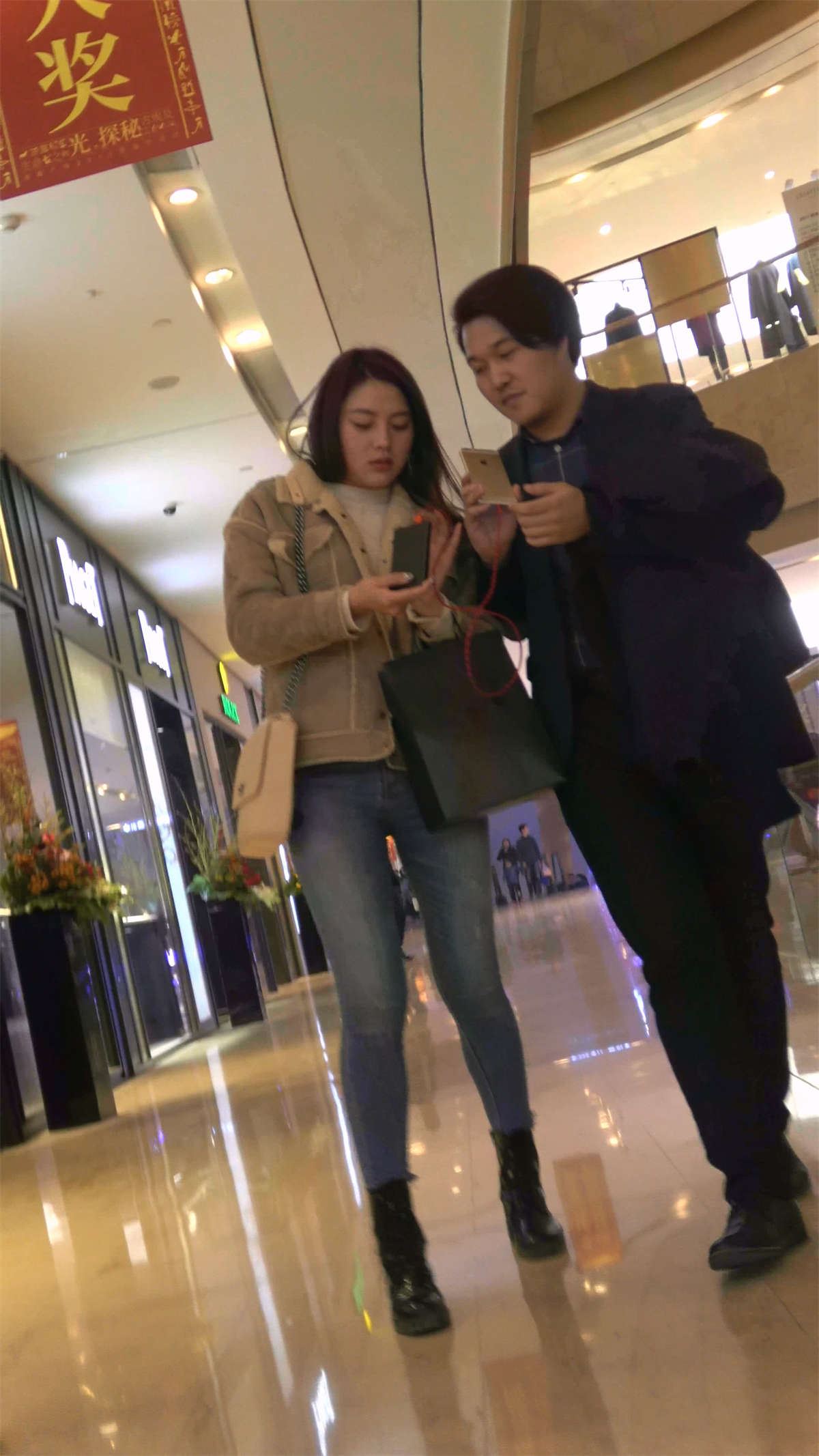 性感的紧身牛仔美女姐姐