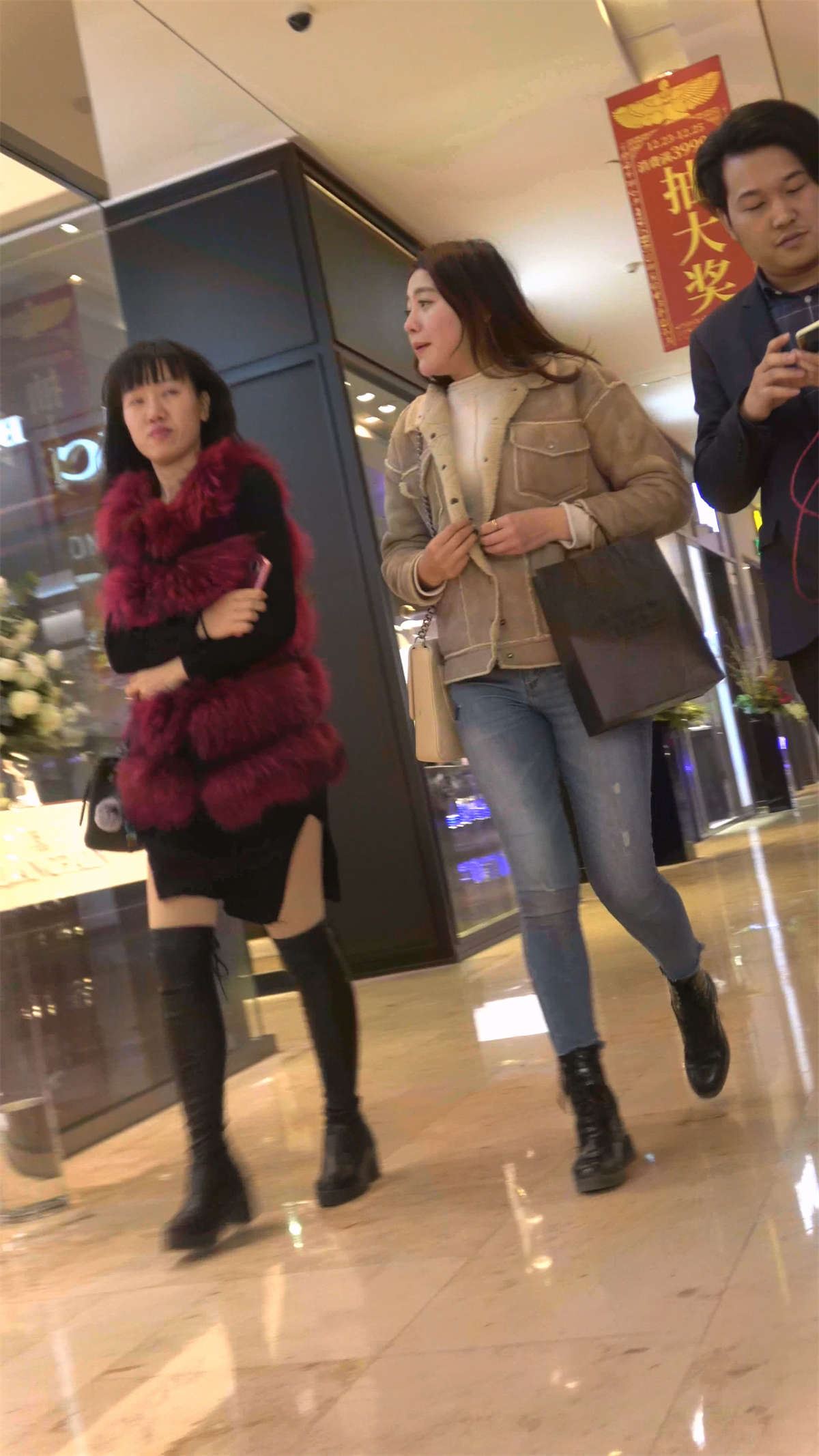 性感的紧身牛仔美女姐姐