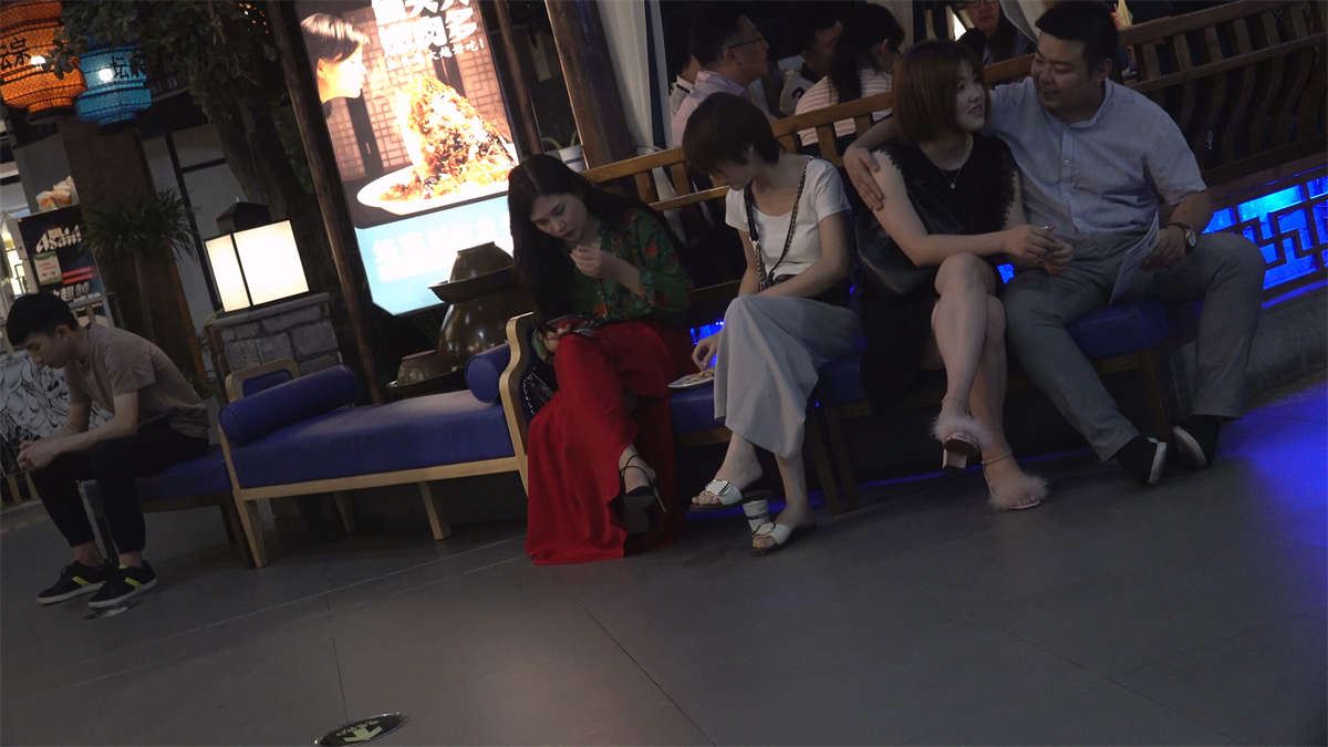 斯文的短发漂亮美女