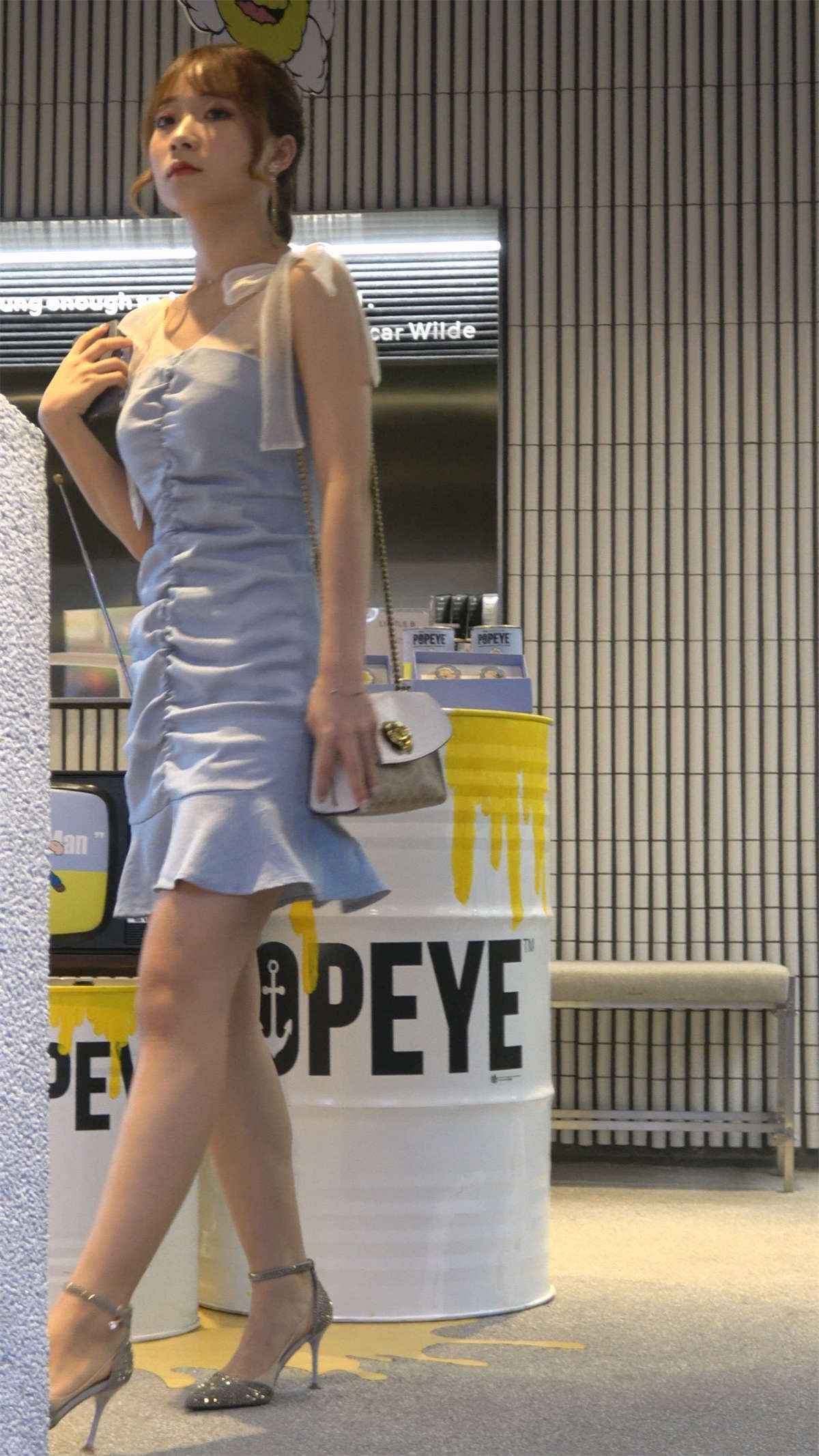 性感短裙高跟美女商店坐姿