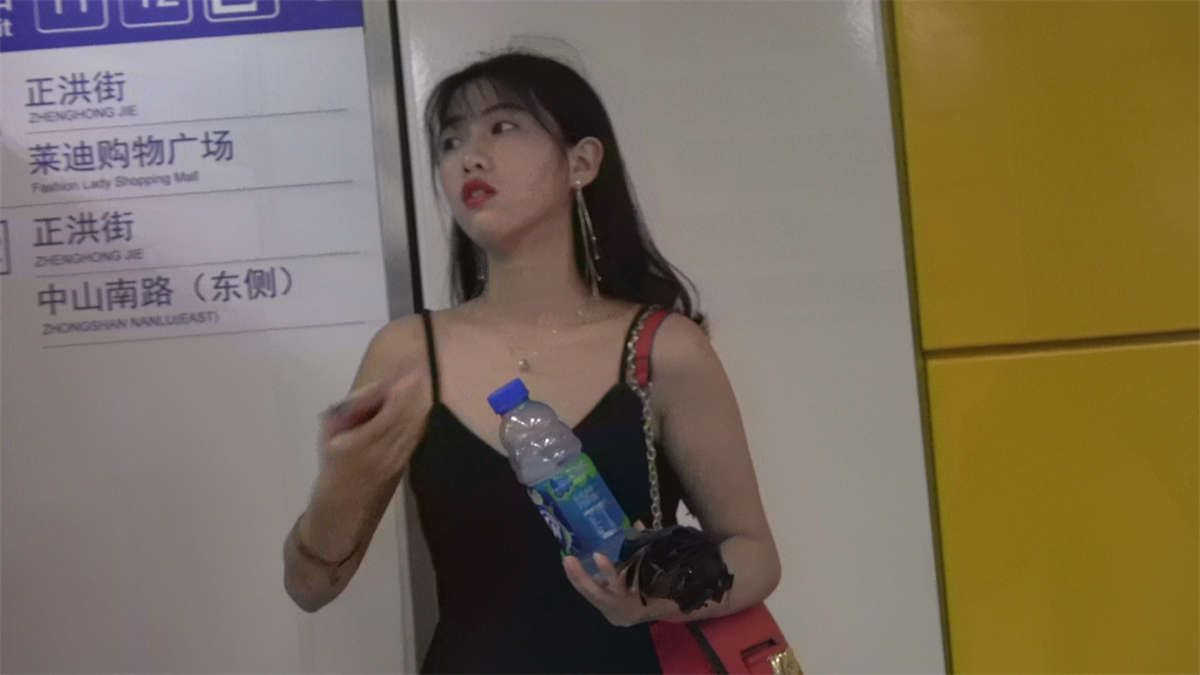 高跟美足标致的靓女
