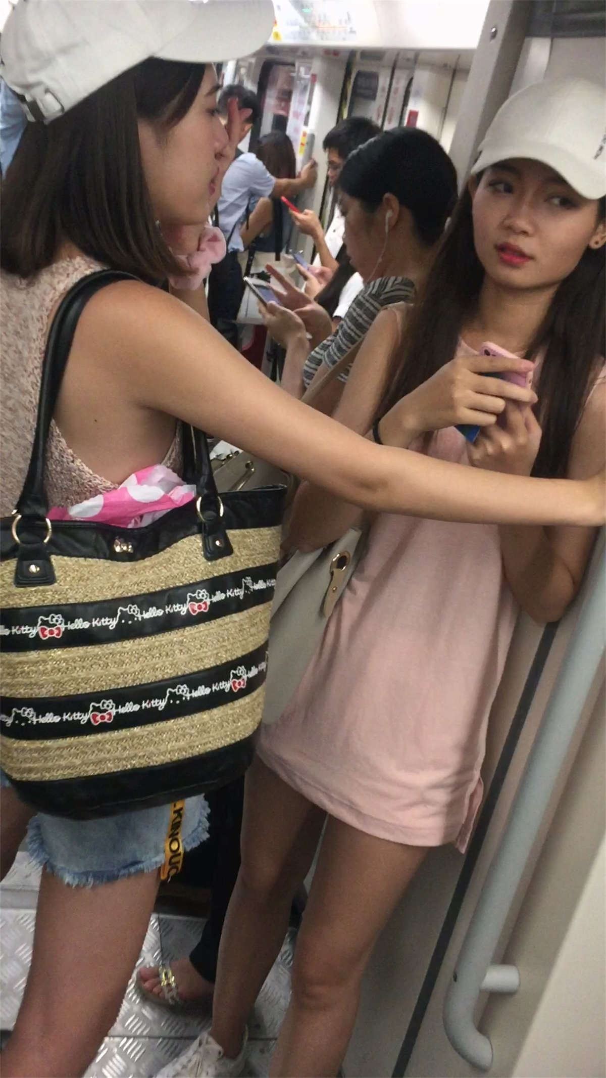 实拍地铁上撩妹最后要联系方式