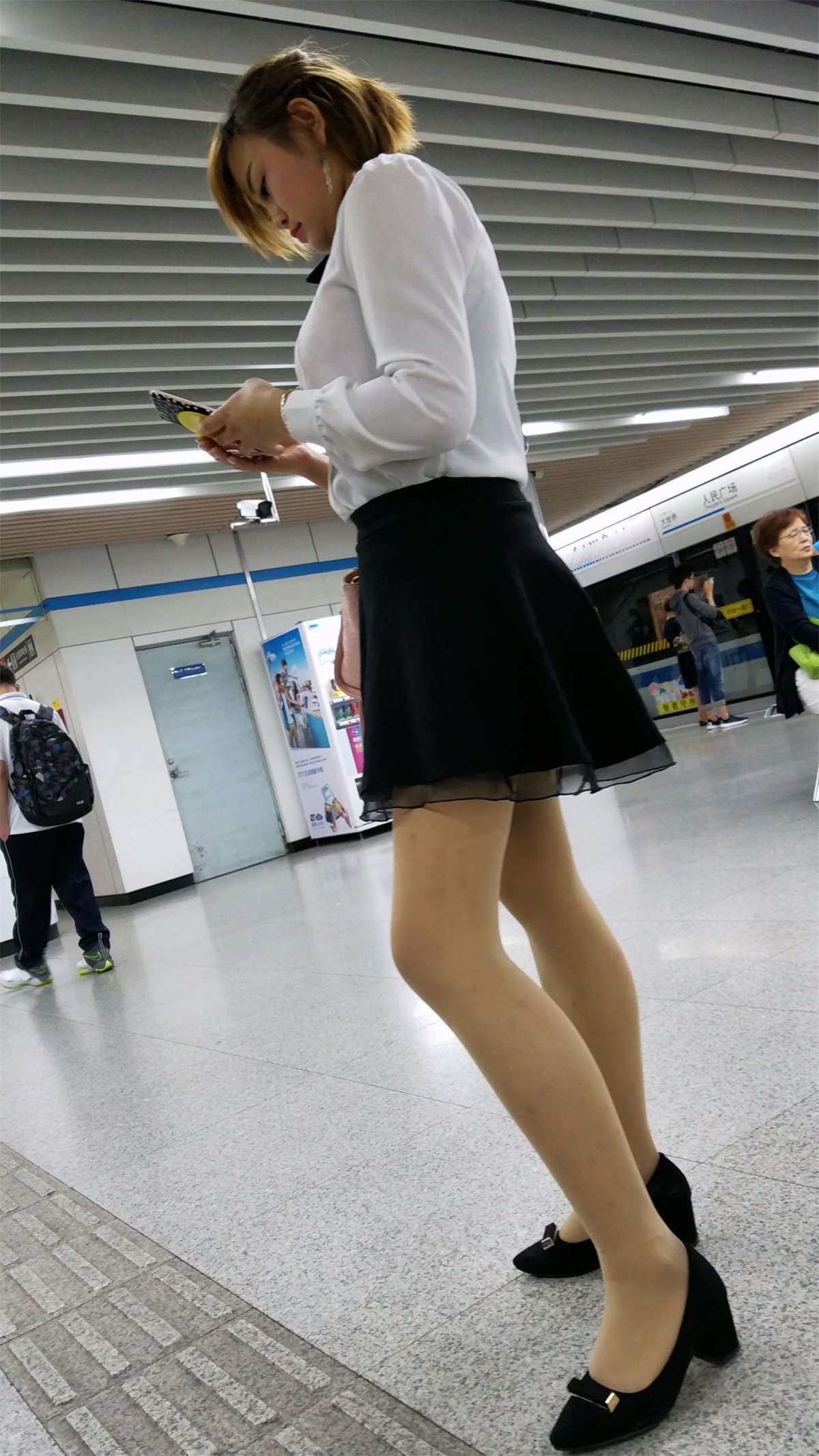 白衬衫，丝袜姑娘