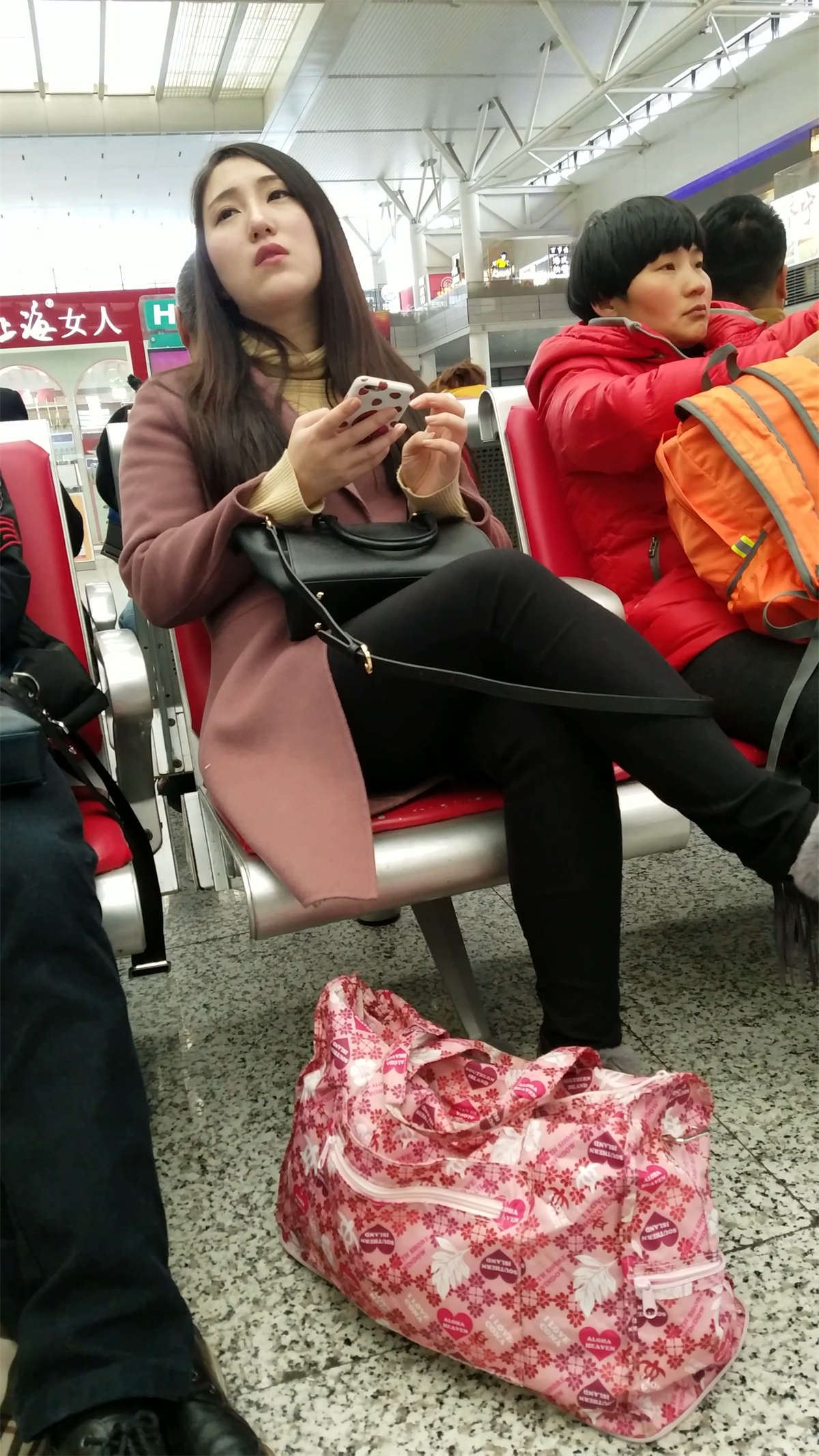 车站候车的黑色紧身裤长发漂亮美少妇