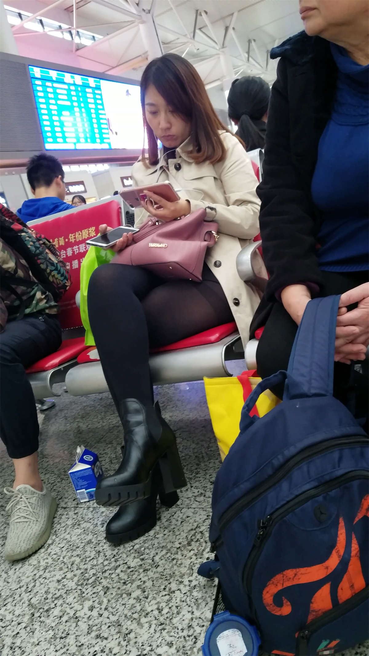 车站等车的黑色丝袜高跟少妇