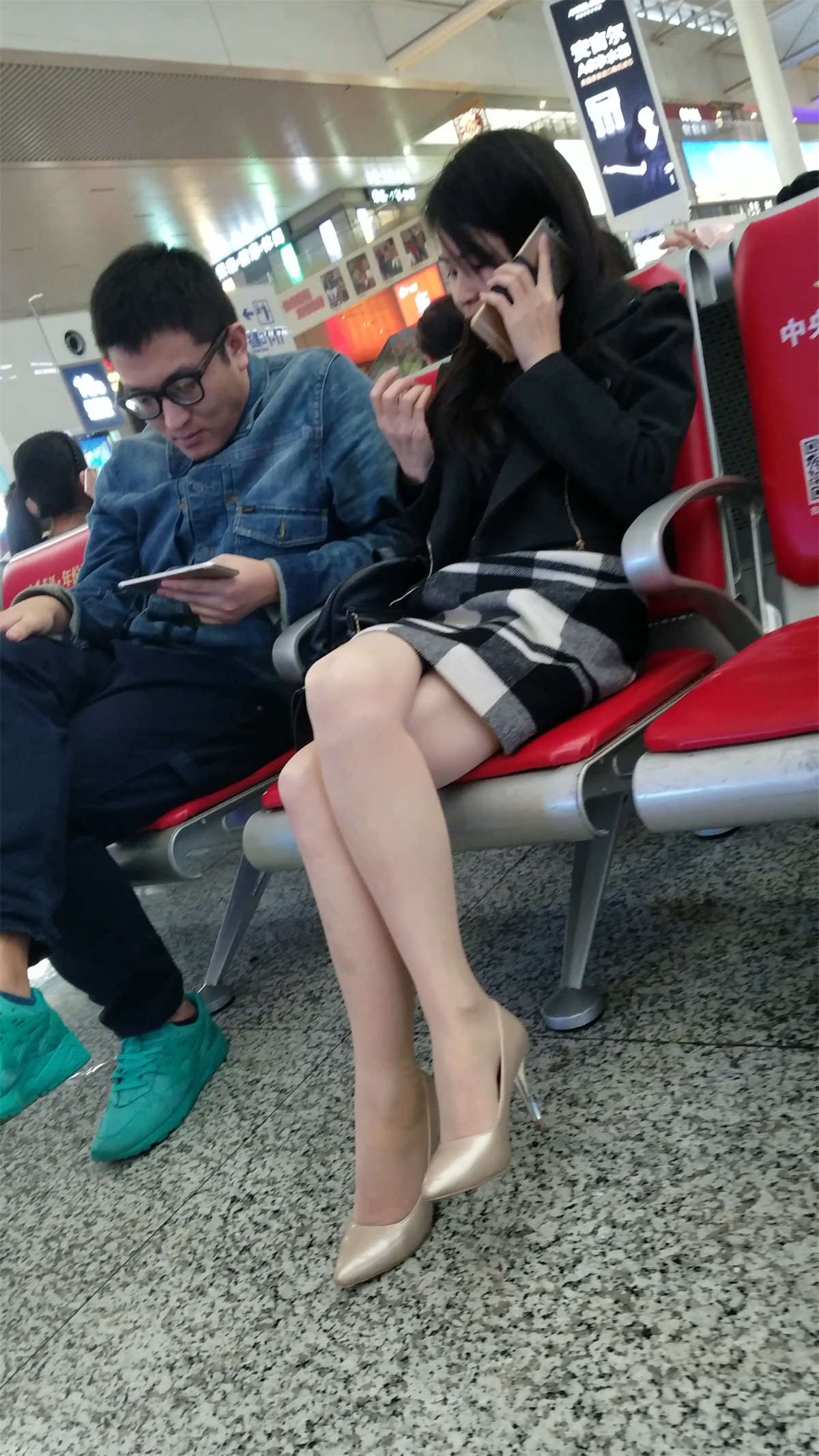 肉色丝袜极品美腿黑白色格子短裙美少妇