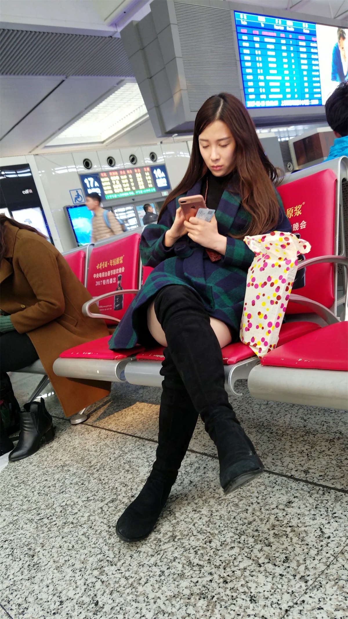 高铁站拍摄黑色高筒靴肉丝长发少妇大长腿