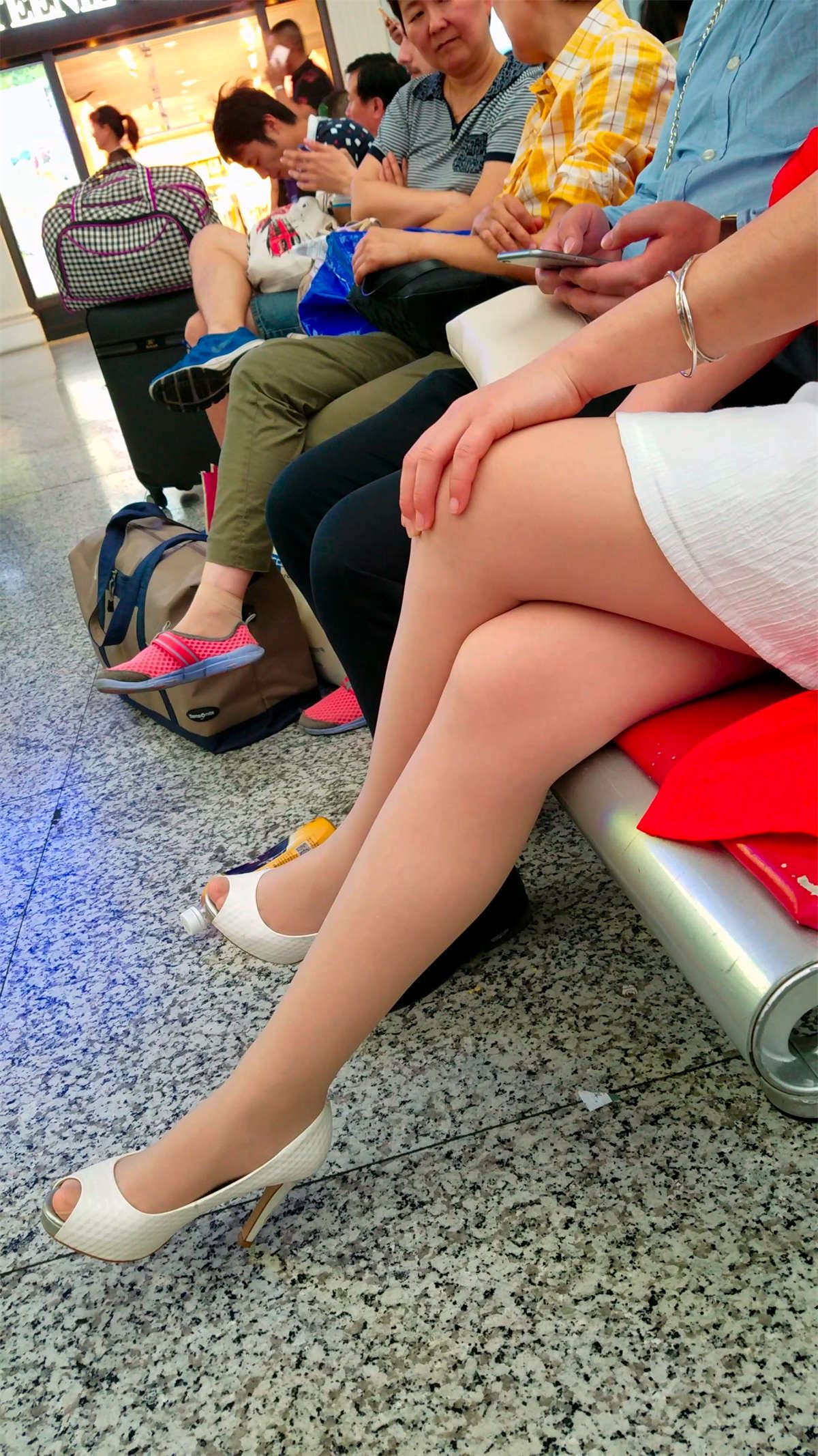 性感鱼嘴高跟街拍肉丝美腿