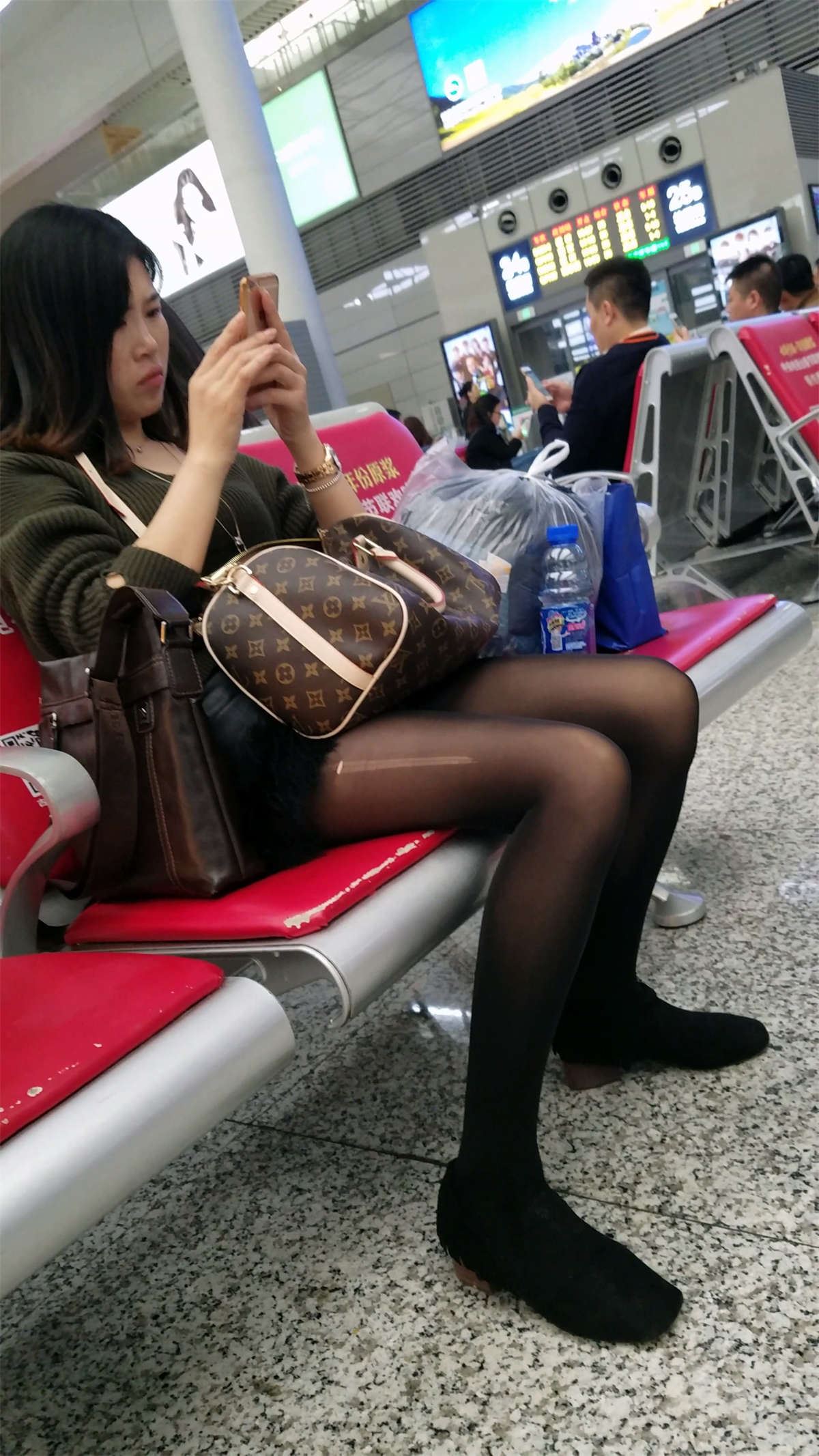 火车站候车的黑色丝袜极品细长美腿长发美妇